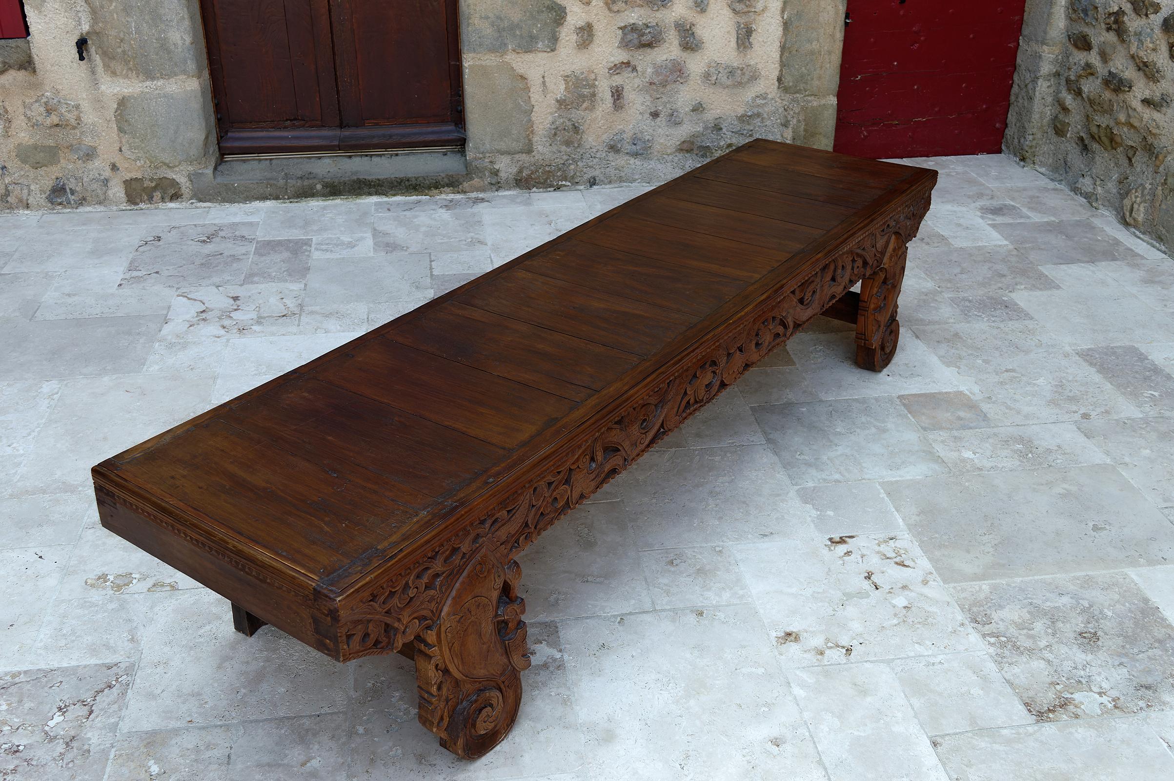 Important Indonesian bench in carved wood, Early 20th century In Good Condition For Sale In VÉZELAY, FR