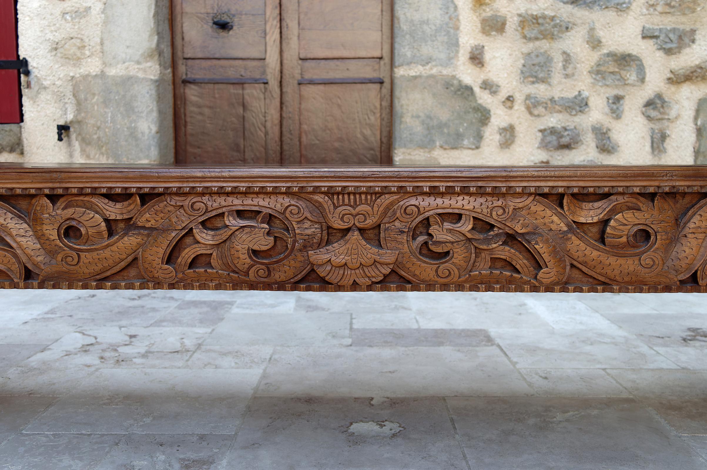Wood Important Indonesian bench in carved wood, Early 20th century For Sale