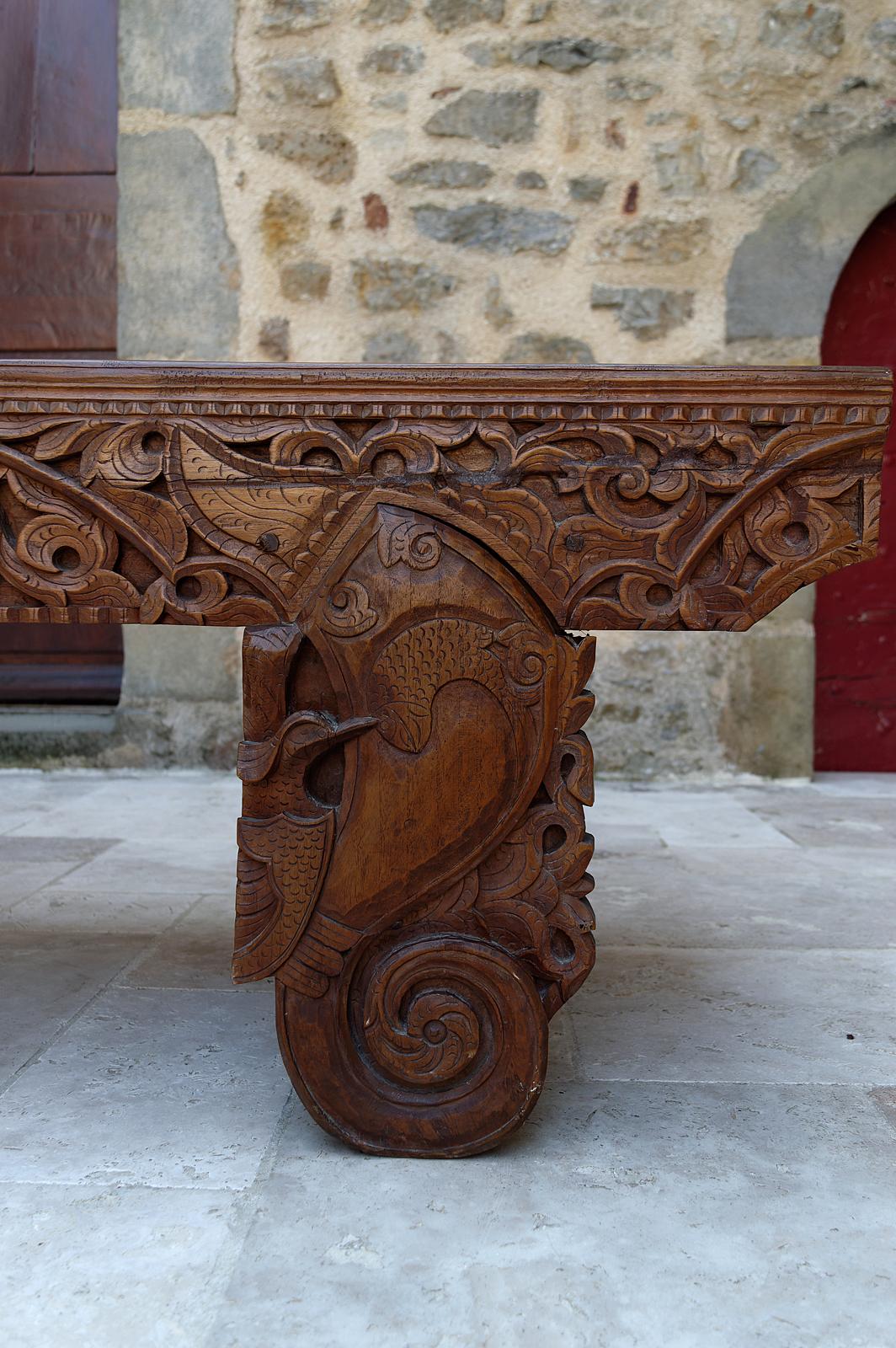 Important Indonesian bench in carved wood, Early 20th century For Sale 1
