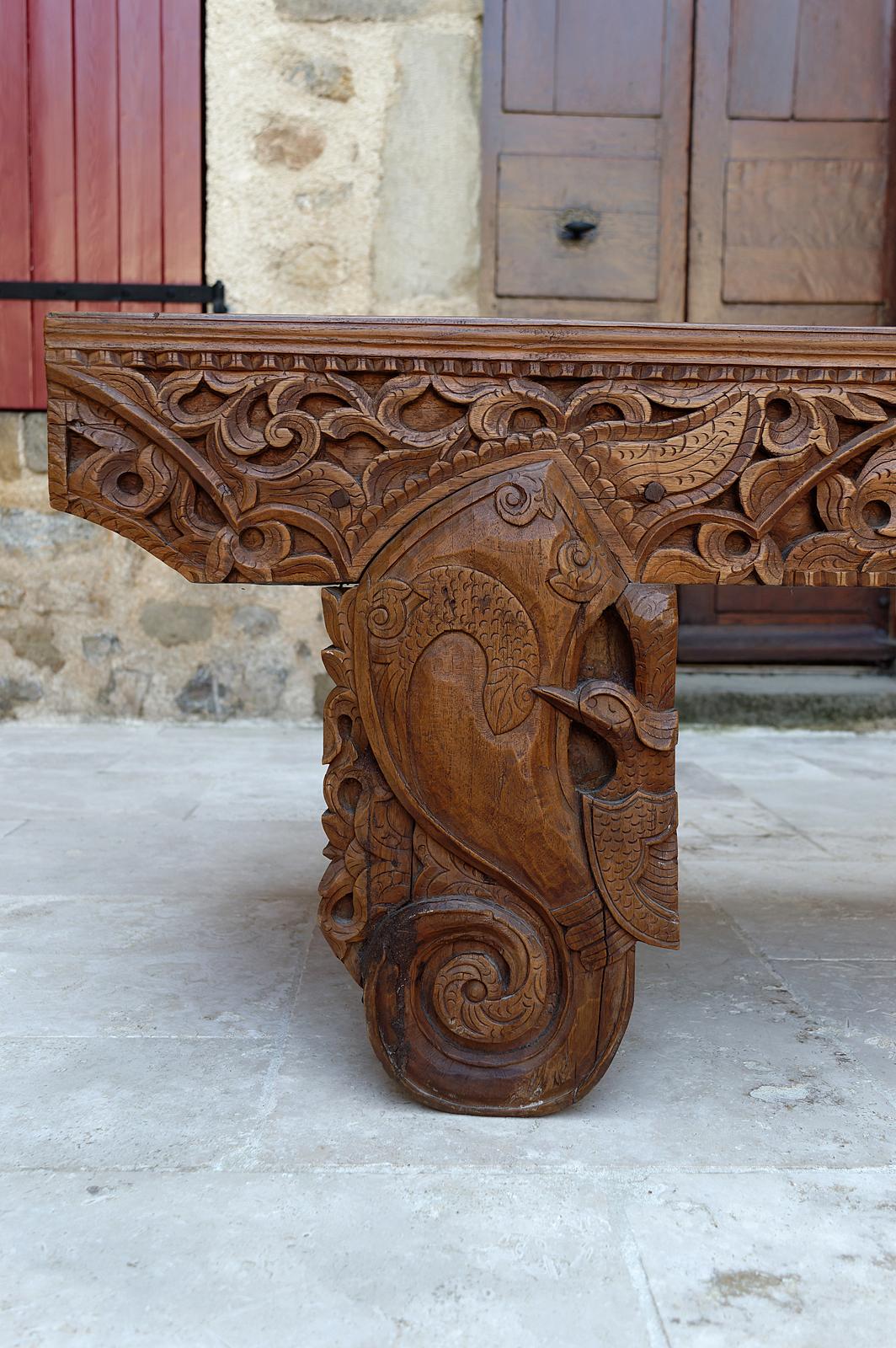 Important Indonesian bench in carved wood, Early 20th century For Sale 2