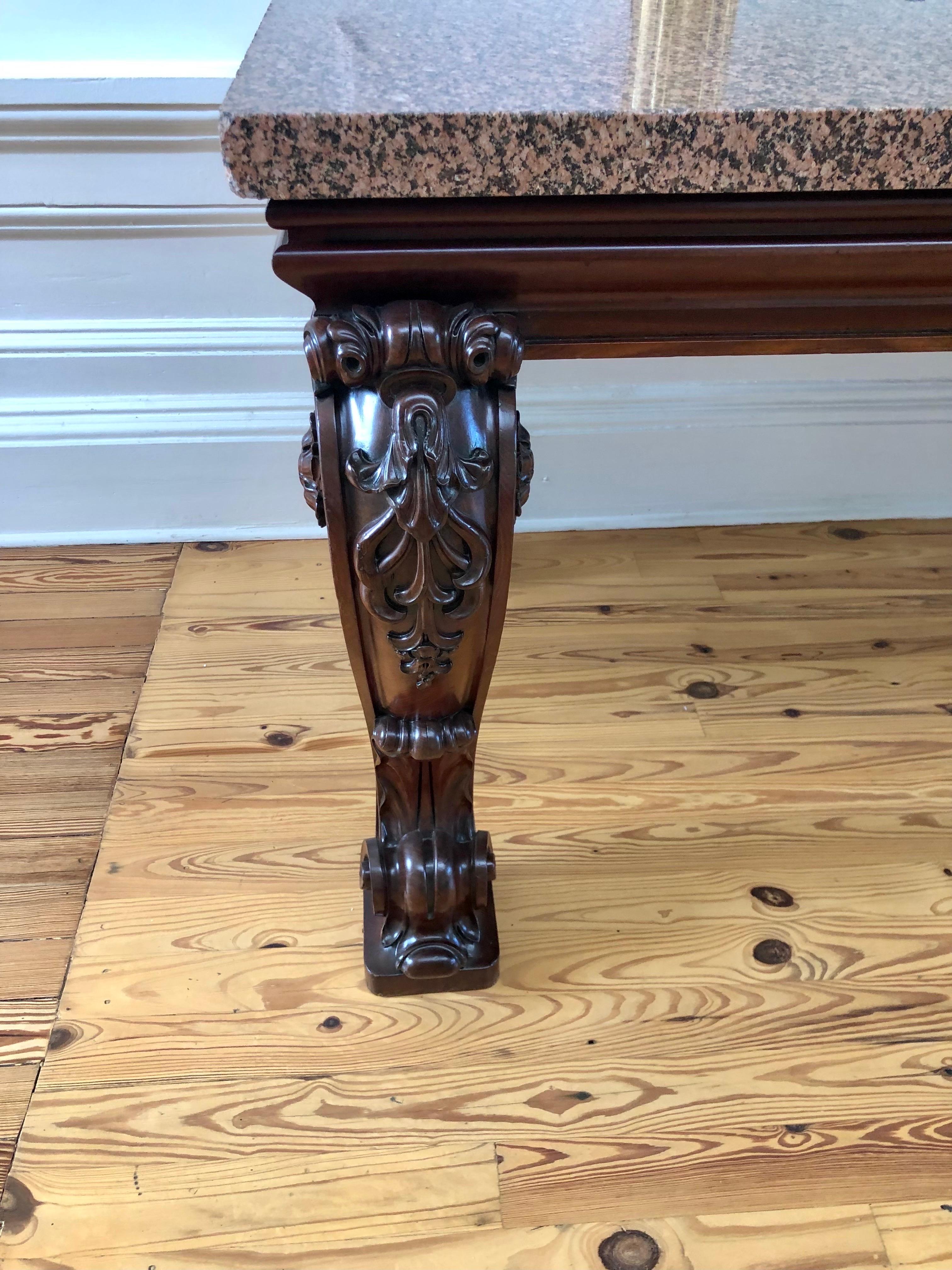 Importante consola/mesa de salón georgiana irlandesa de caoba tallada y granito en venta 2