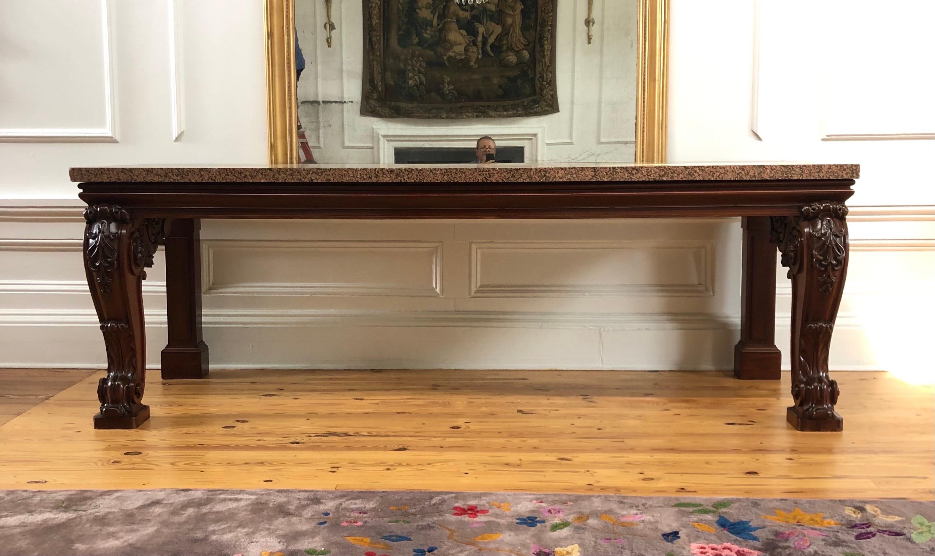 Esta importante consola/mesa de salón georgiana irlandesa monumental tallada en caoba y granito fue fabricada a principios del siglo XIX. Impresionante mesa independiente de forma clásica, con cuatro patas de caoba maciza que sostienen el tablero