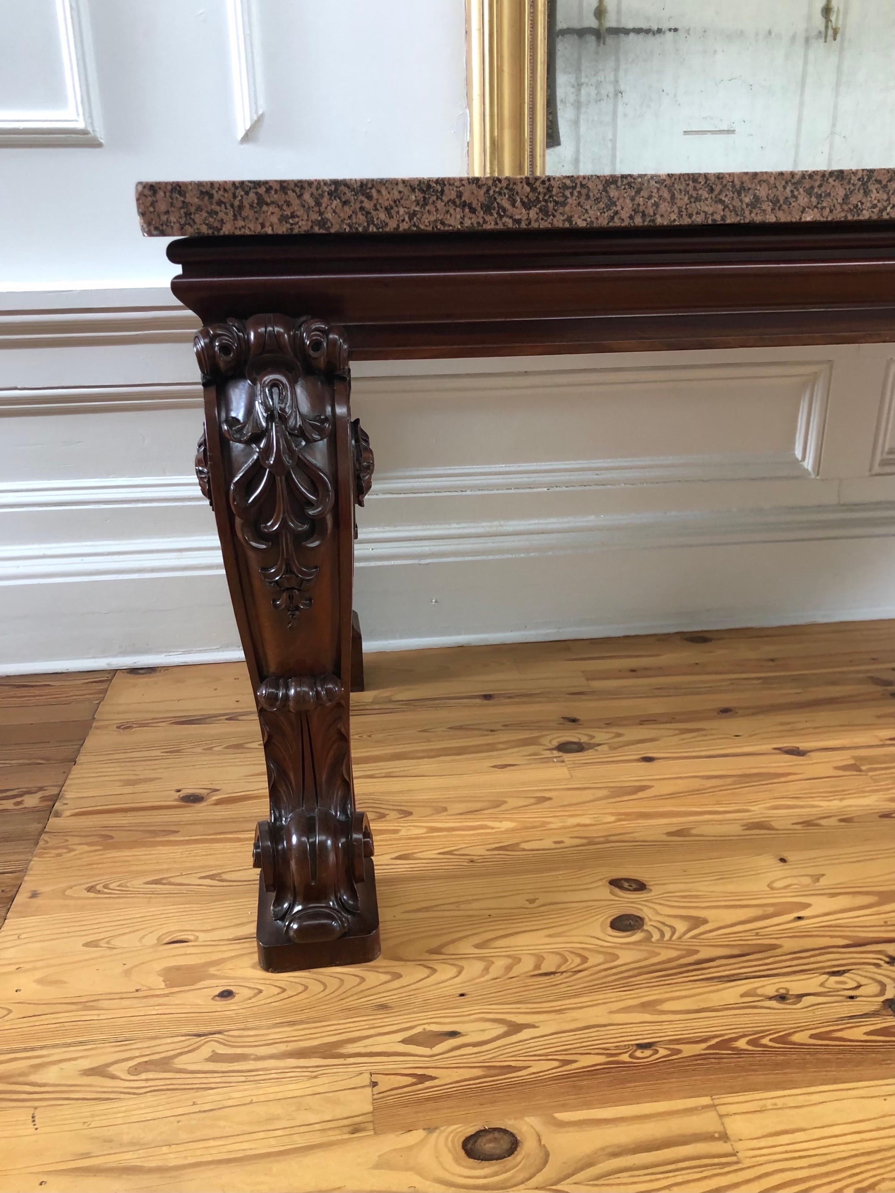 Importante consola/mesa de salón georgiana irlandesa de caoba tallada y granito Irlandés en venta