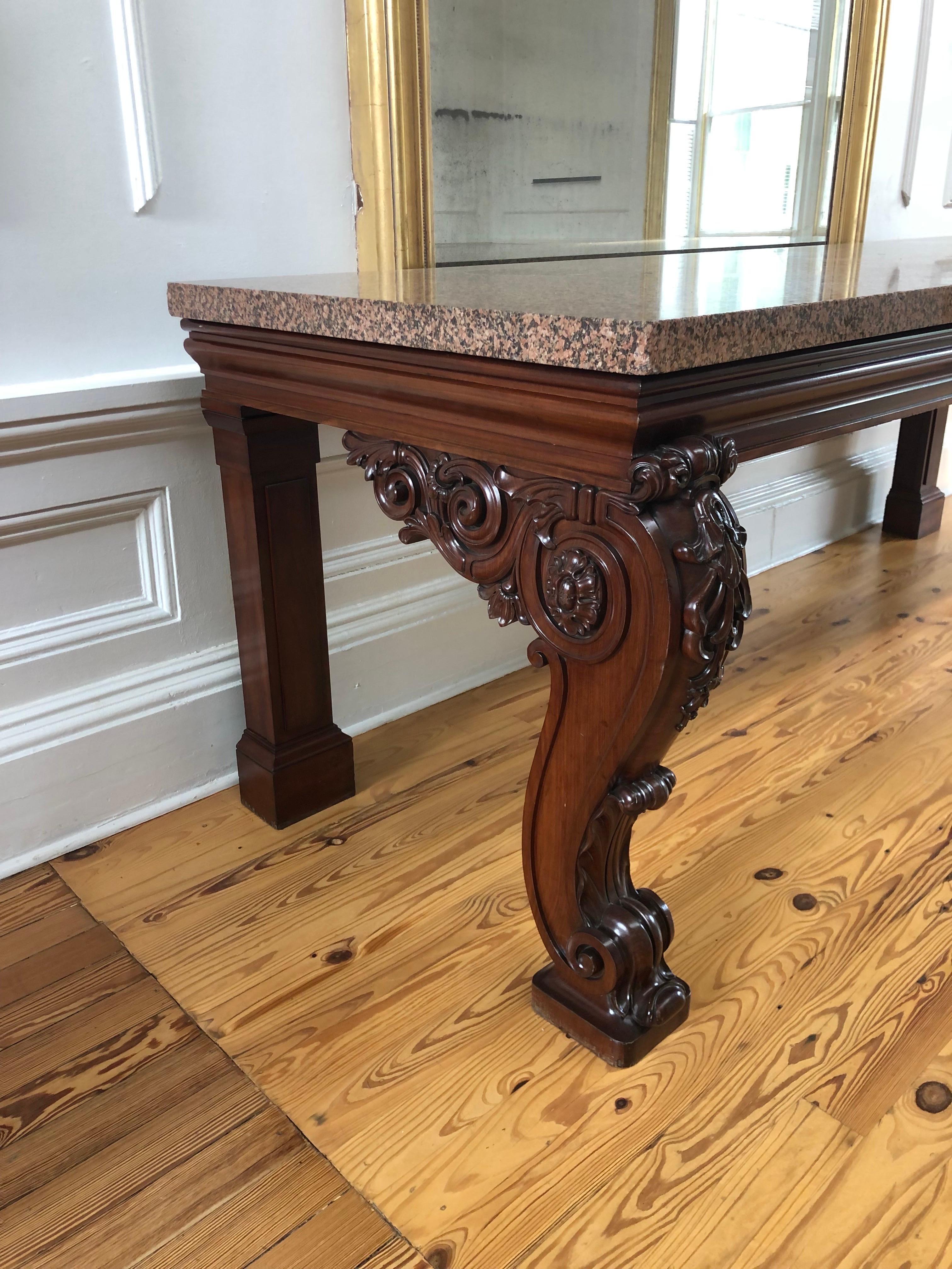 Importante console/table d'entrée géorgienne irlandaise en acajou sculpté avec plateau en granit Bon état - En vente à Charleston, SC