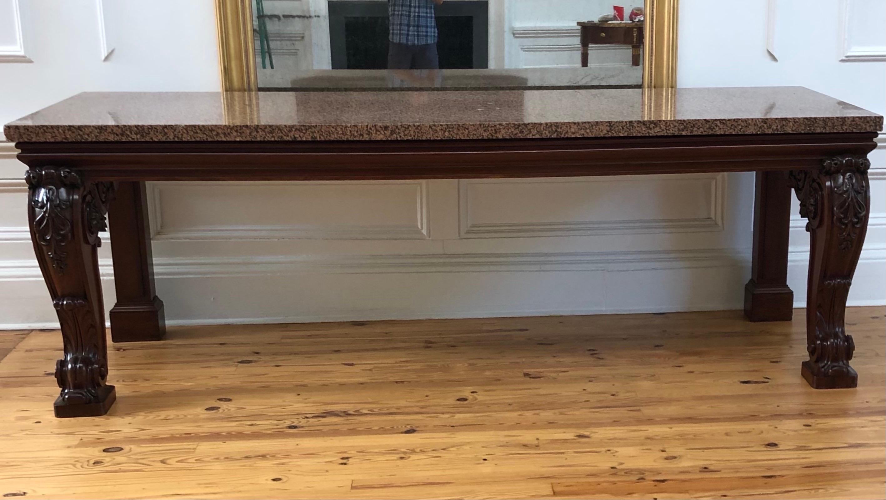Importante consola/mesa de salón georgiana irlandesa de caoba tallada y granito en Bueno estado para la venta en Charleston, SC