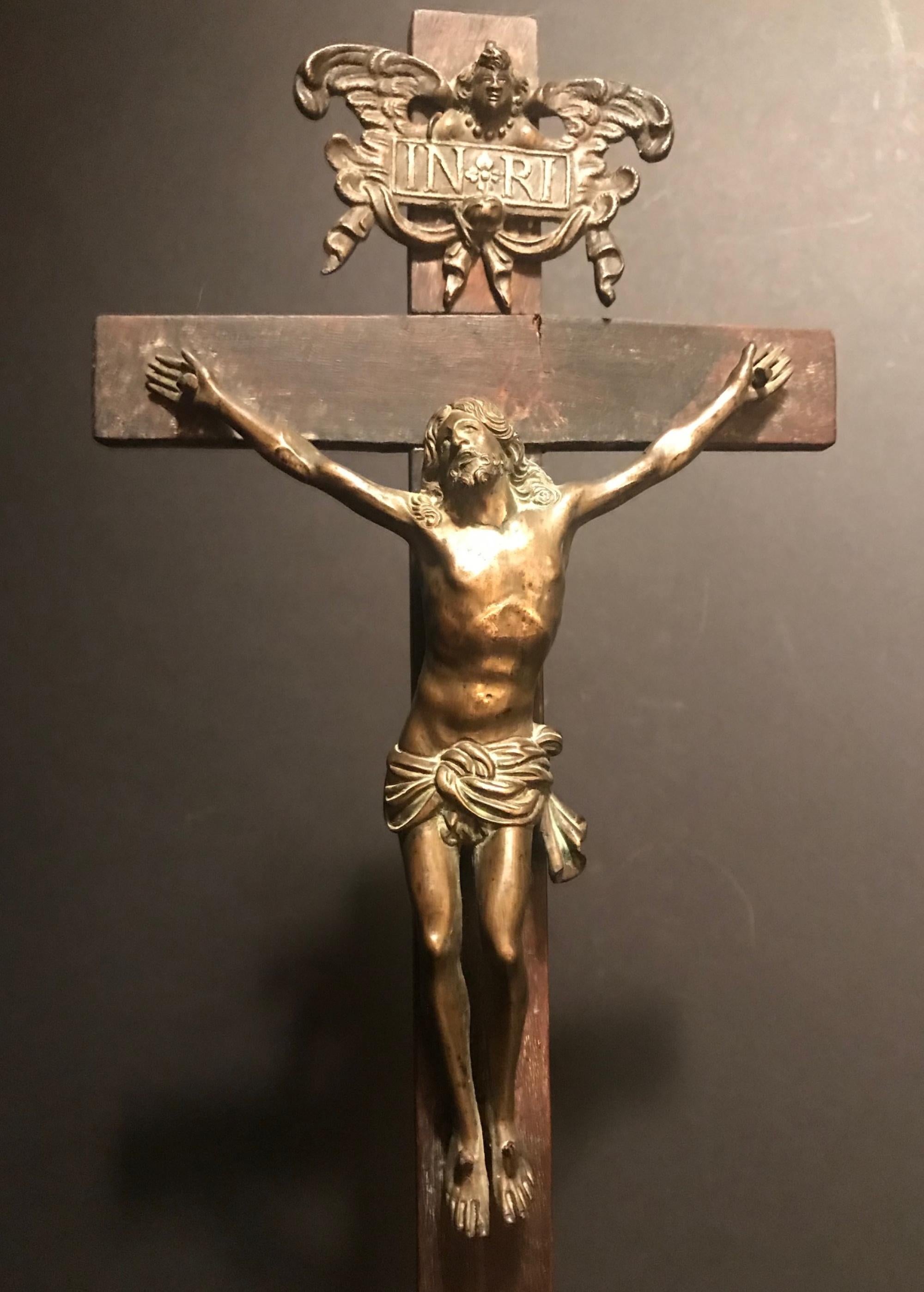Important Italian 17th century bronze crucifix after Giambologna, Florence, 1529-1608

Cristo vivo (The living Christ on the cross)
Christ is depicted with the head turned upwards and directs his gaze toward heaven. This head positioning is a