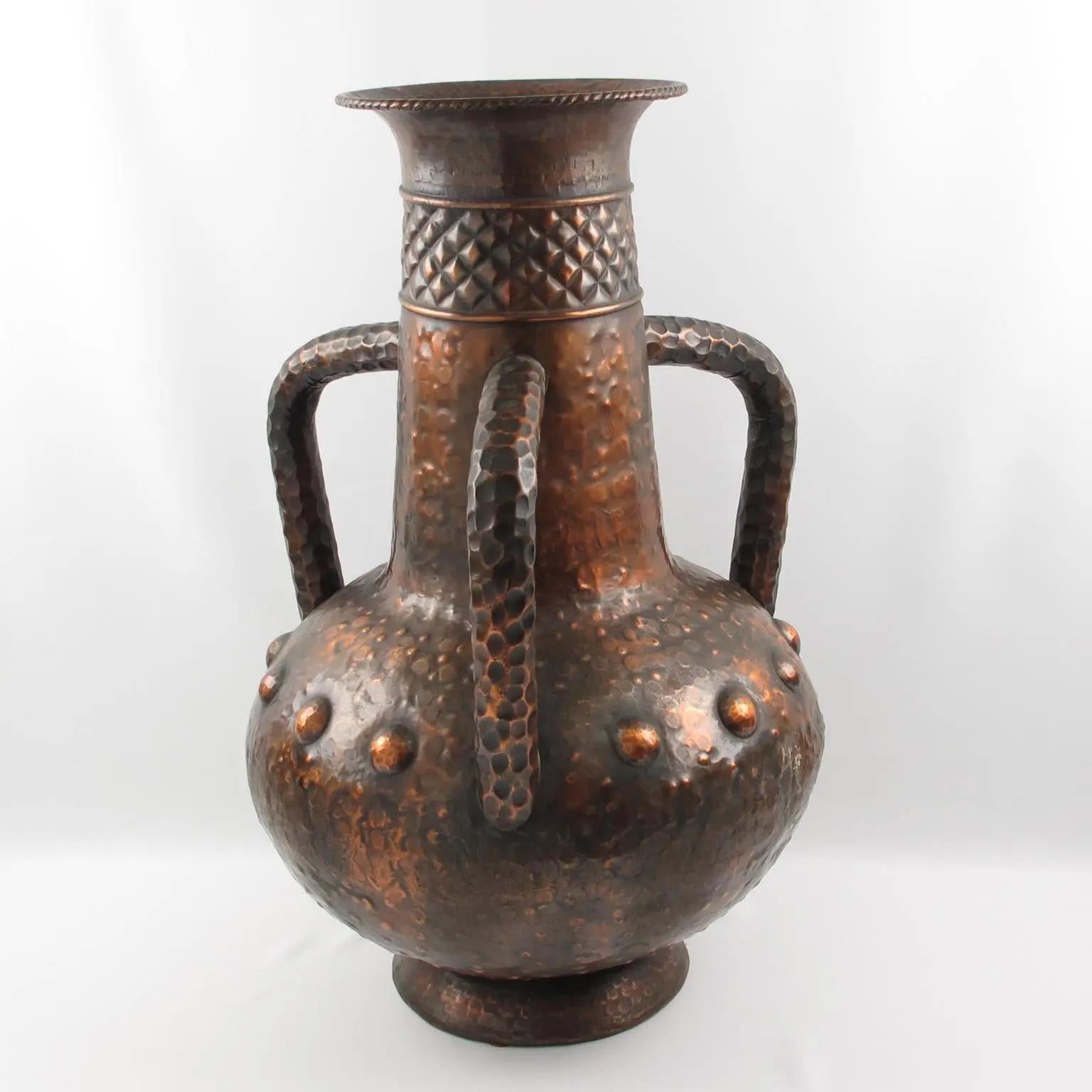 Important vase-urne à balustre en cuivre italien, années 1960 en vente 4