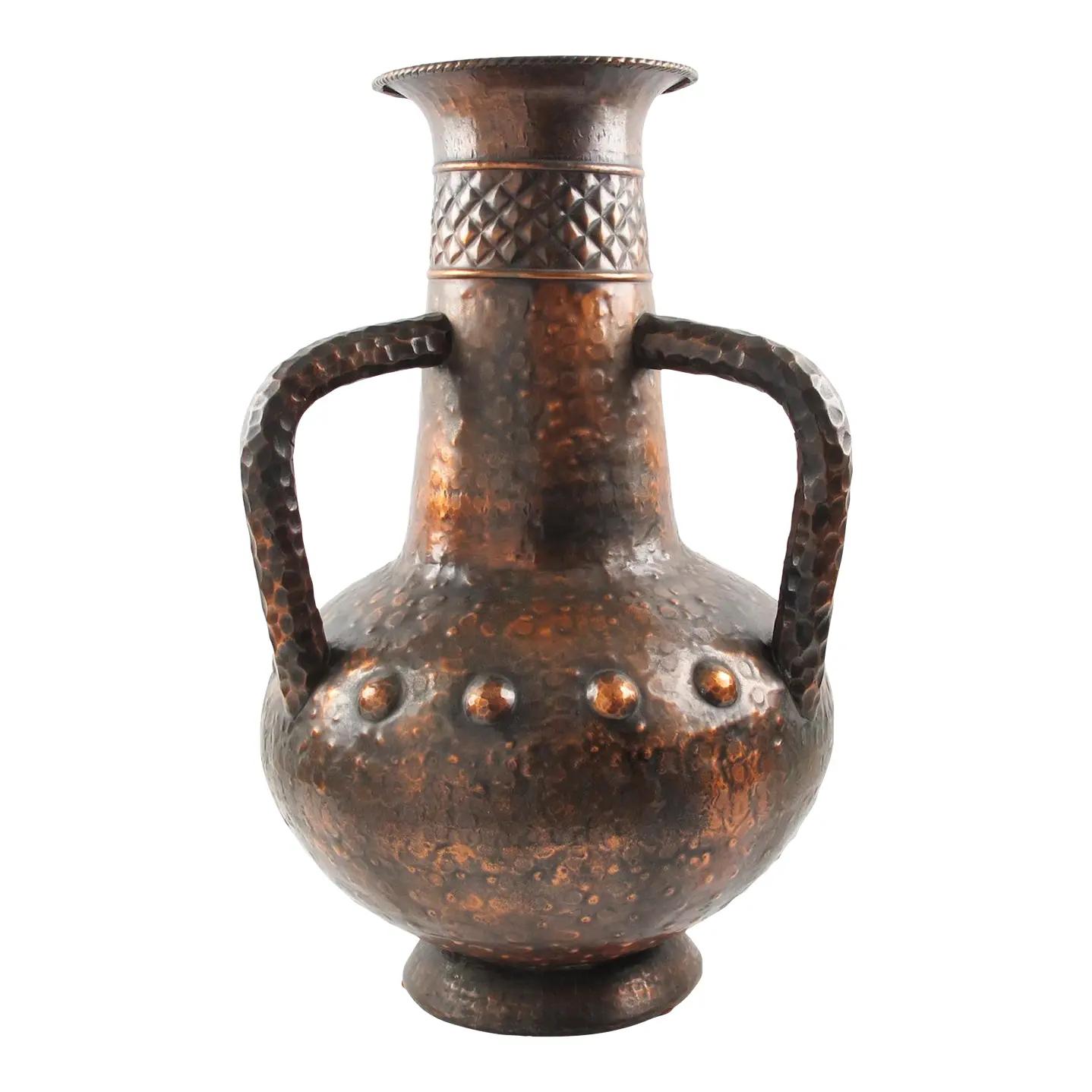 Néo-baroque Important vase-urne à balustre en cuivre italien, années 1960 en vente