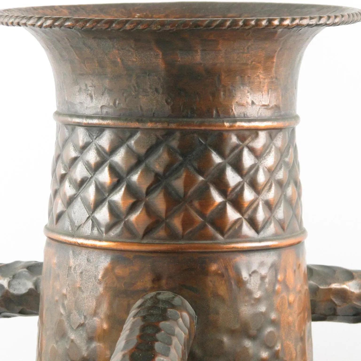 20ième siècle Important vase-urne à balustre en cuivre italien, années 1960 en vente