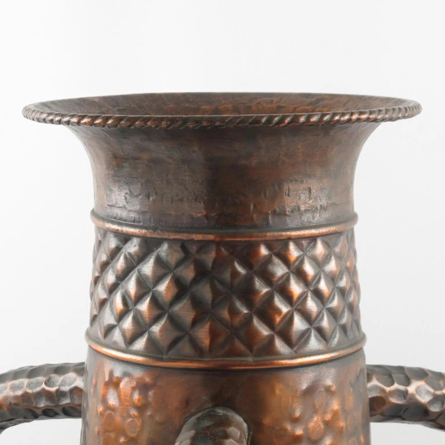 Important vase-urne à balustre en cuivre italien, années 1960 en vente 1