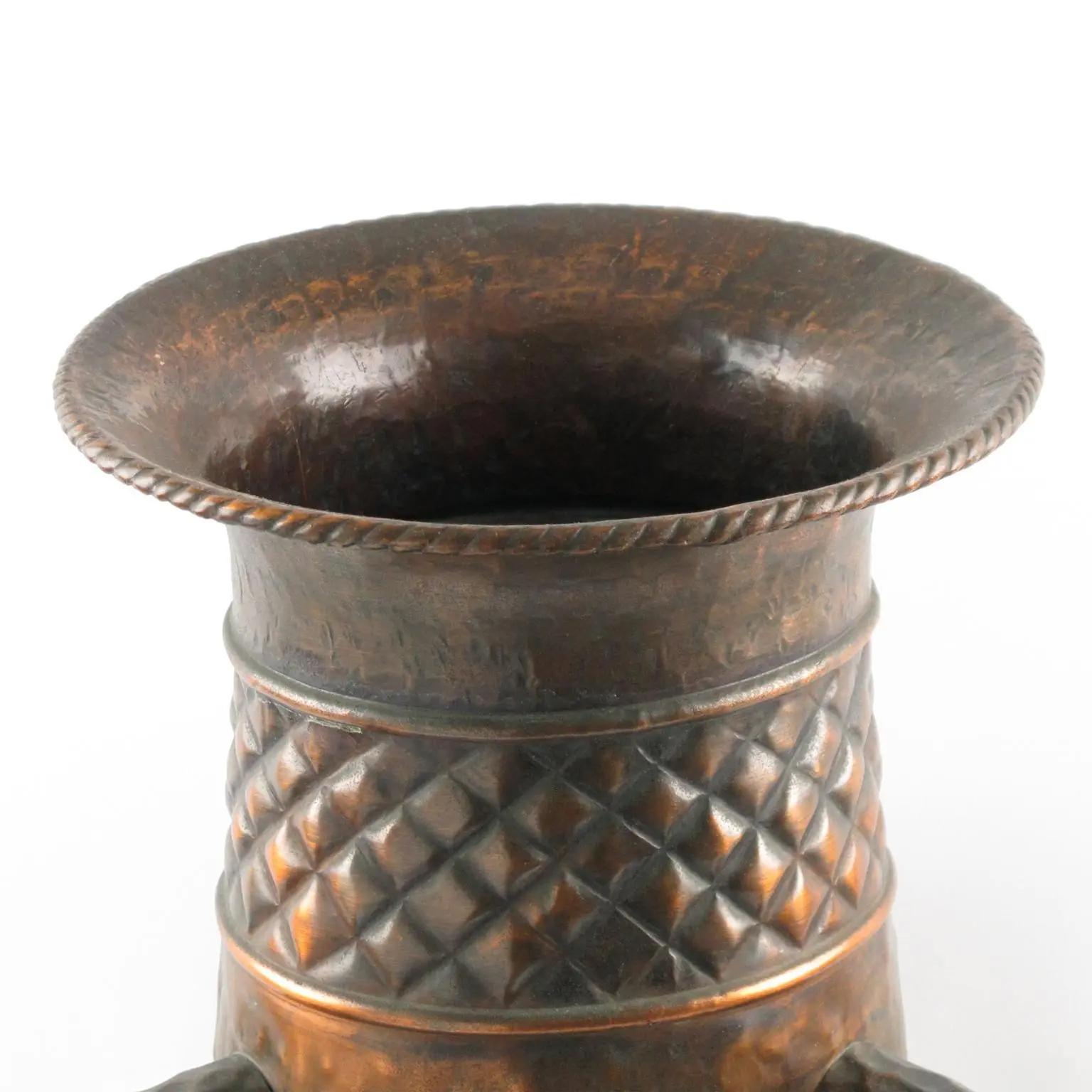 Important vase-urne à balustre en cuivre italien, années 1960 en vente 2