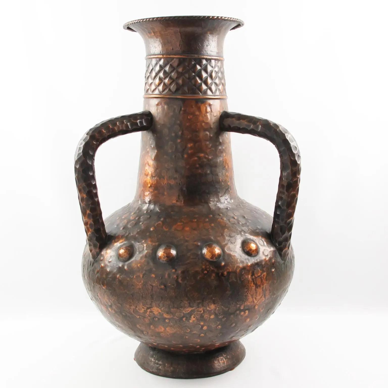 Important vase-urne à balustre en cuivre italien, années 1960 en vente 3