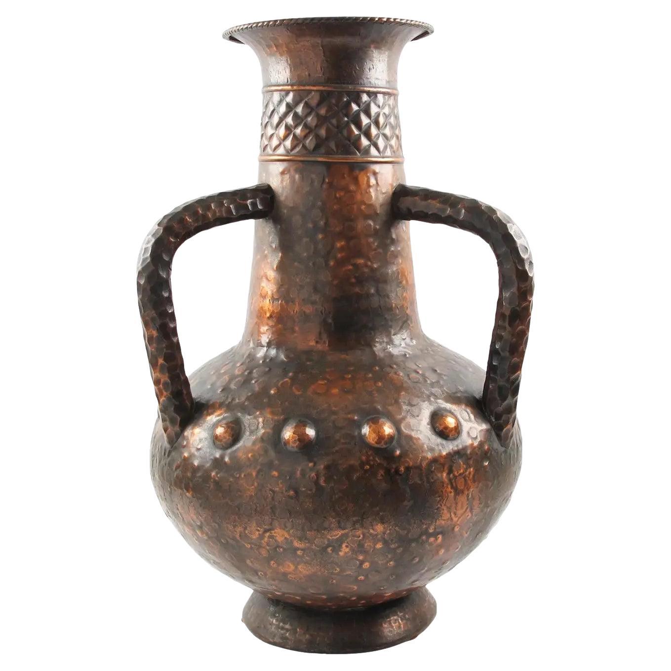 Important vase-urne à balustre en cuivre italien, années 1960 en vente