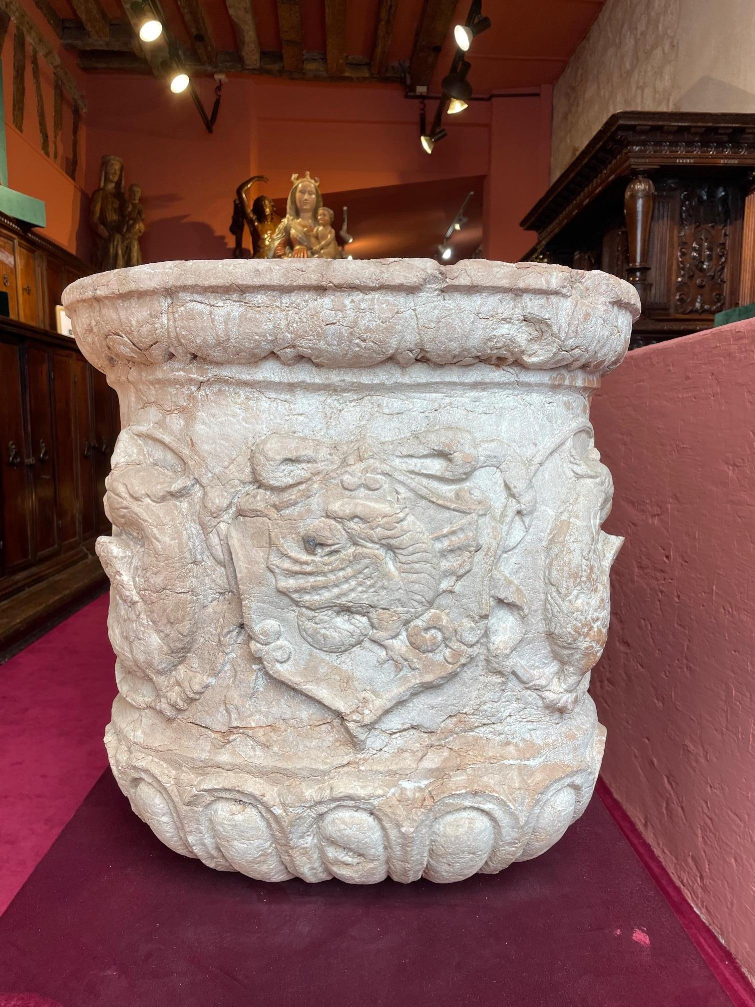 IMPORTANT ITALIAN RENAISSANCE GARDENER

ORIGIN: NORTHERN ITALY
PERIOD: 16th CENTURY

Height: 52 cm
Length: 130 cm
Depth: 53 cm

Verona marble


Taking the form of an antique sarcophagus, this architectural element is adorned with powerful and