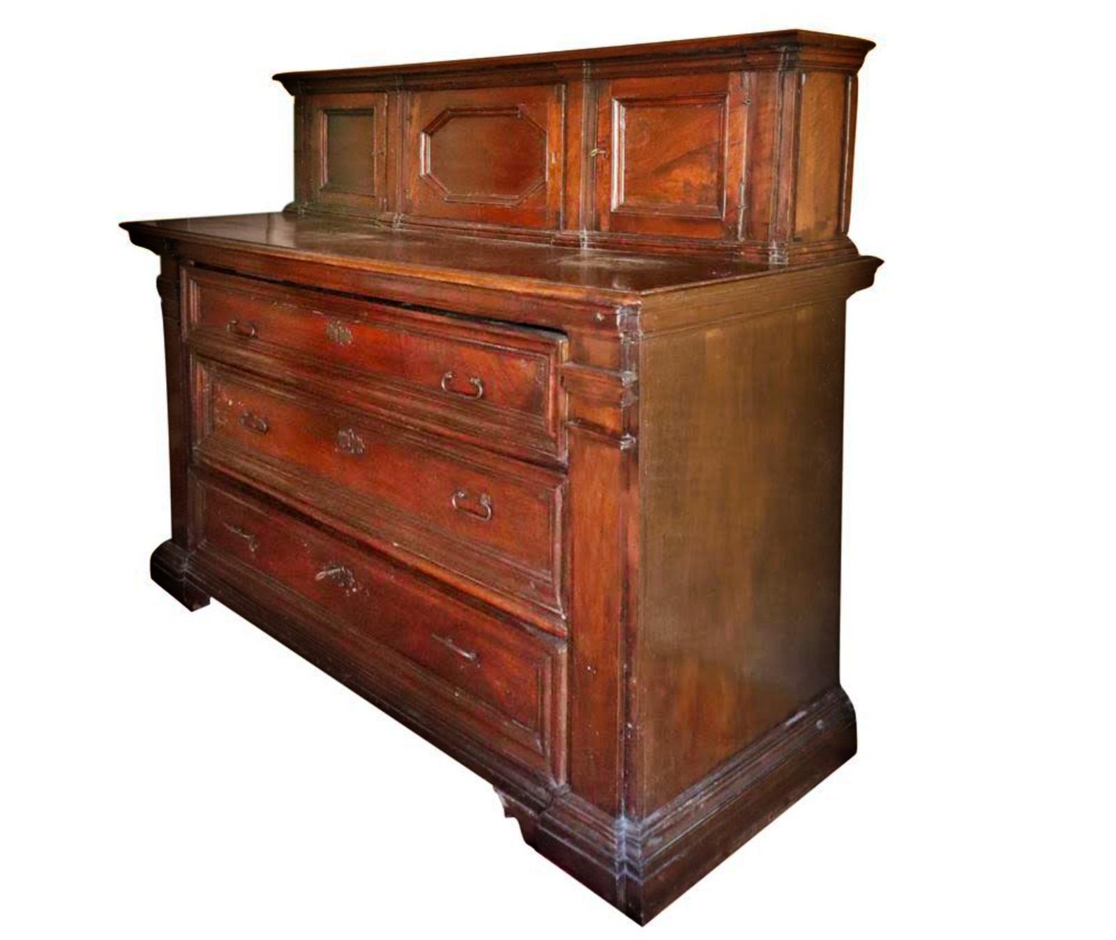 Important Italian Sacristy Furniture in walnut
17th Century Century 
Dimensions:
h 155 cm, h base 110 x L 180 cm x P 70 cm 
With three drawers, with lift bearing three doors, iron handle and bracket feet. 
good condition.