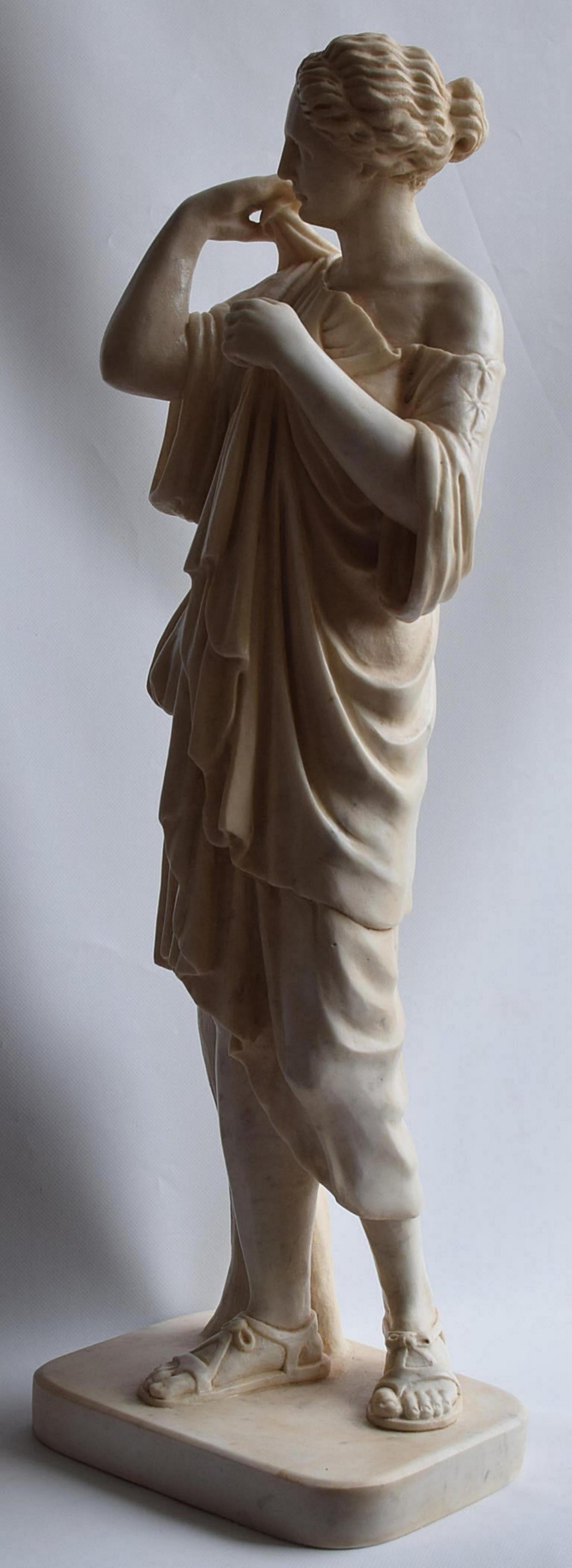 Wichtige italienische Skulptur „Diana Gabi“ aus Carrara-Marmor, 19.-20. Jahrhundert (Barock) im Angebot
