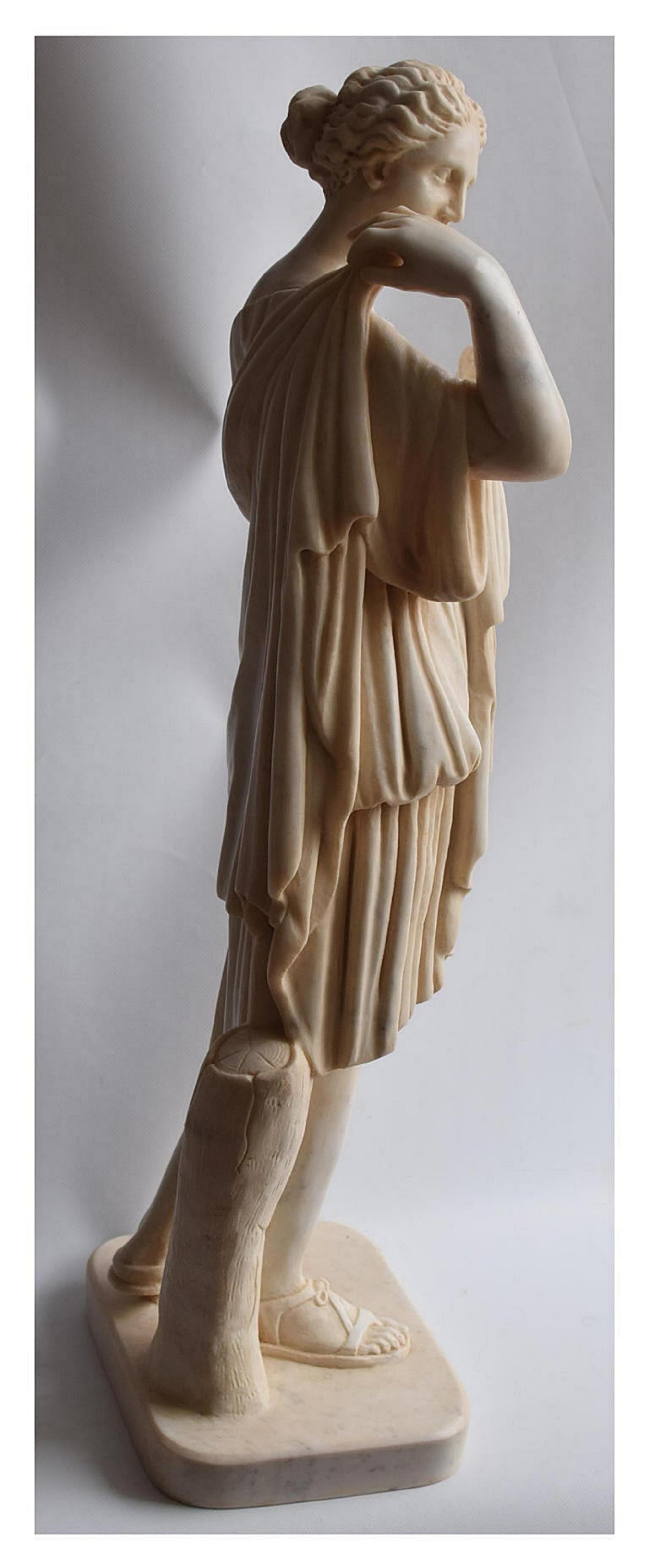 Wichtige italienische Skulptur „Diana Gabi“ aus Carrara-Marmor, 19.-20. Jahrhundert (Handgefertigt) im Angebot