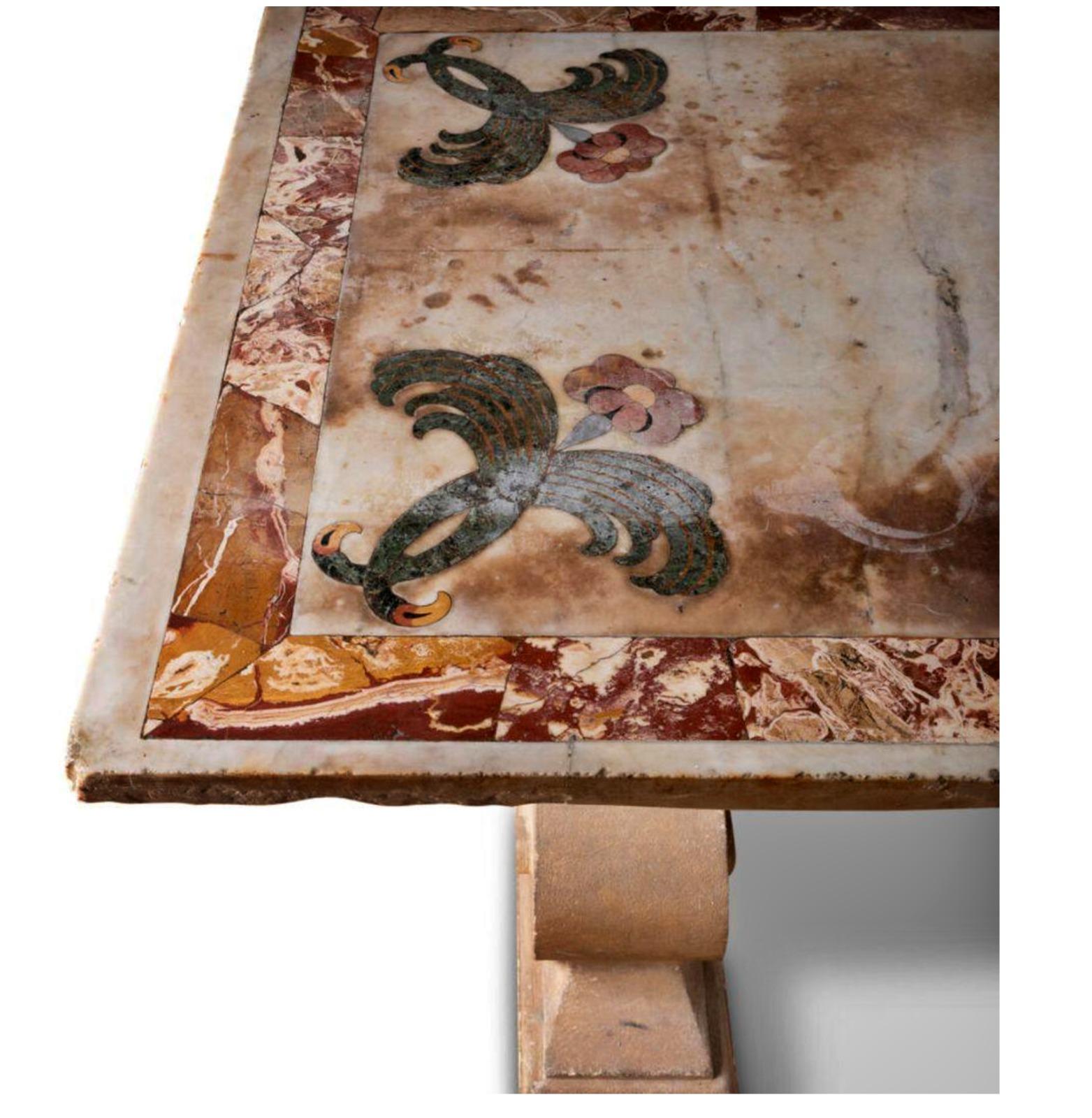 Importante Table Italienne 17ème siècle Marqueterie de Marbre
Italie
Grande TABLE avec un plateau avec des volutes florales sur les écoinçons, centré avec un motif floral stylisé Plateau en marqueterie de marbre, base arrière avec des motifs