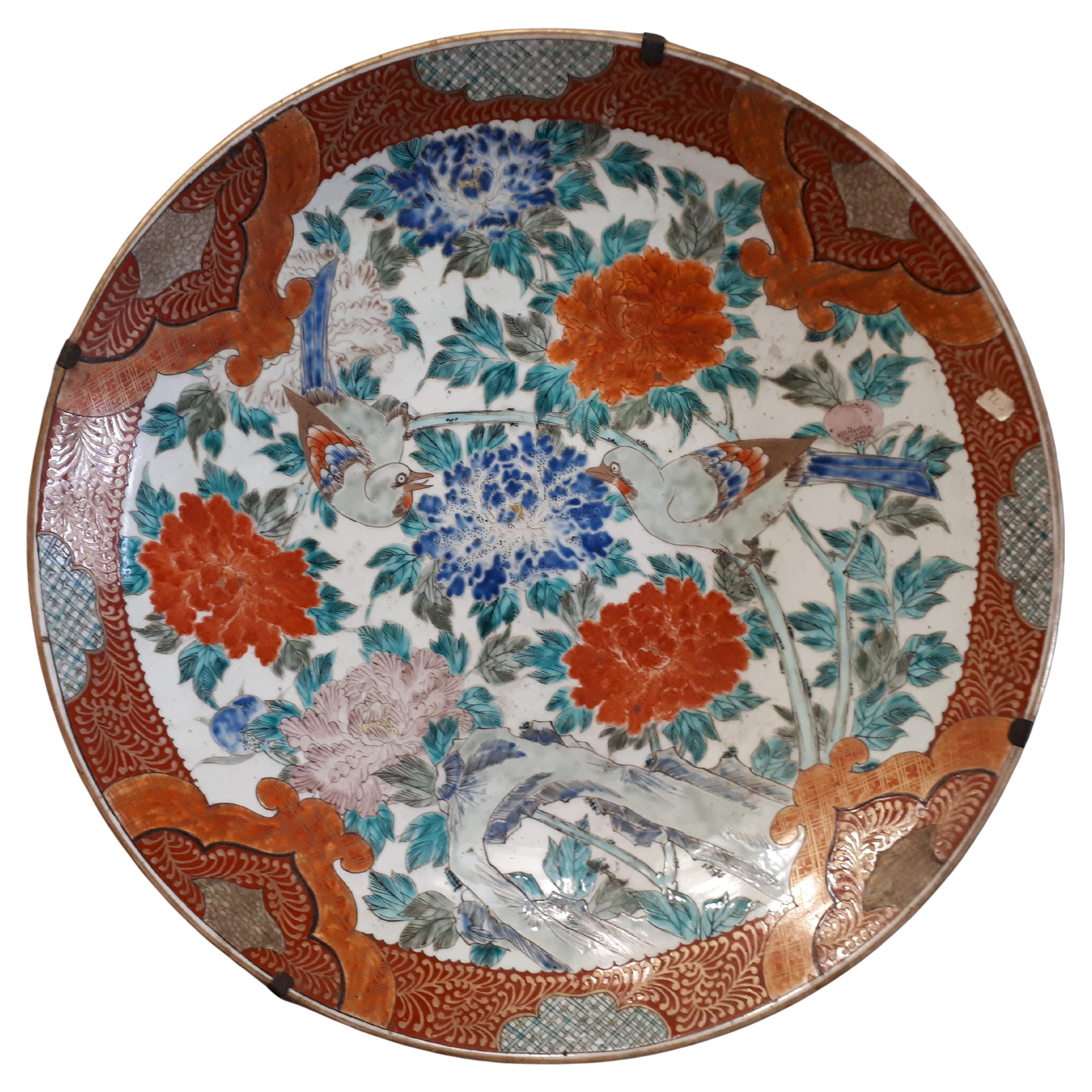 Important plat en porcelaine japonaise Arita (imari) décoré d'oiseaux, Japon Edo 