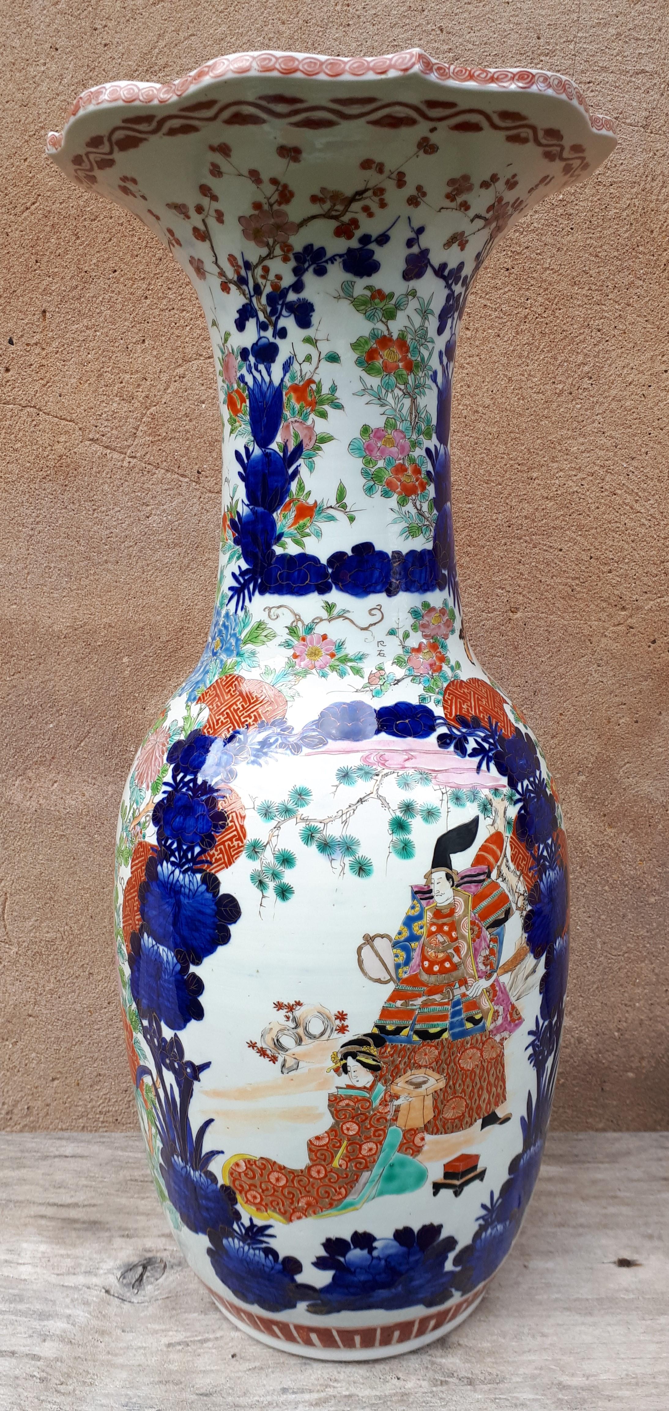 Important vase en porcelaine Imari à décor bleu, corail et polychrome, avec rehauts de dorure, personnages dans des réserves, fleurs et papillons.
Hauteur 63cm !
Signé 