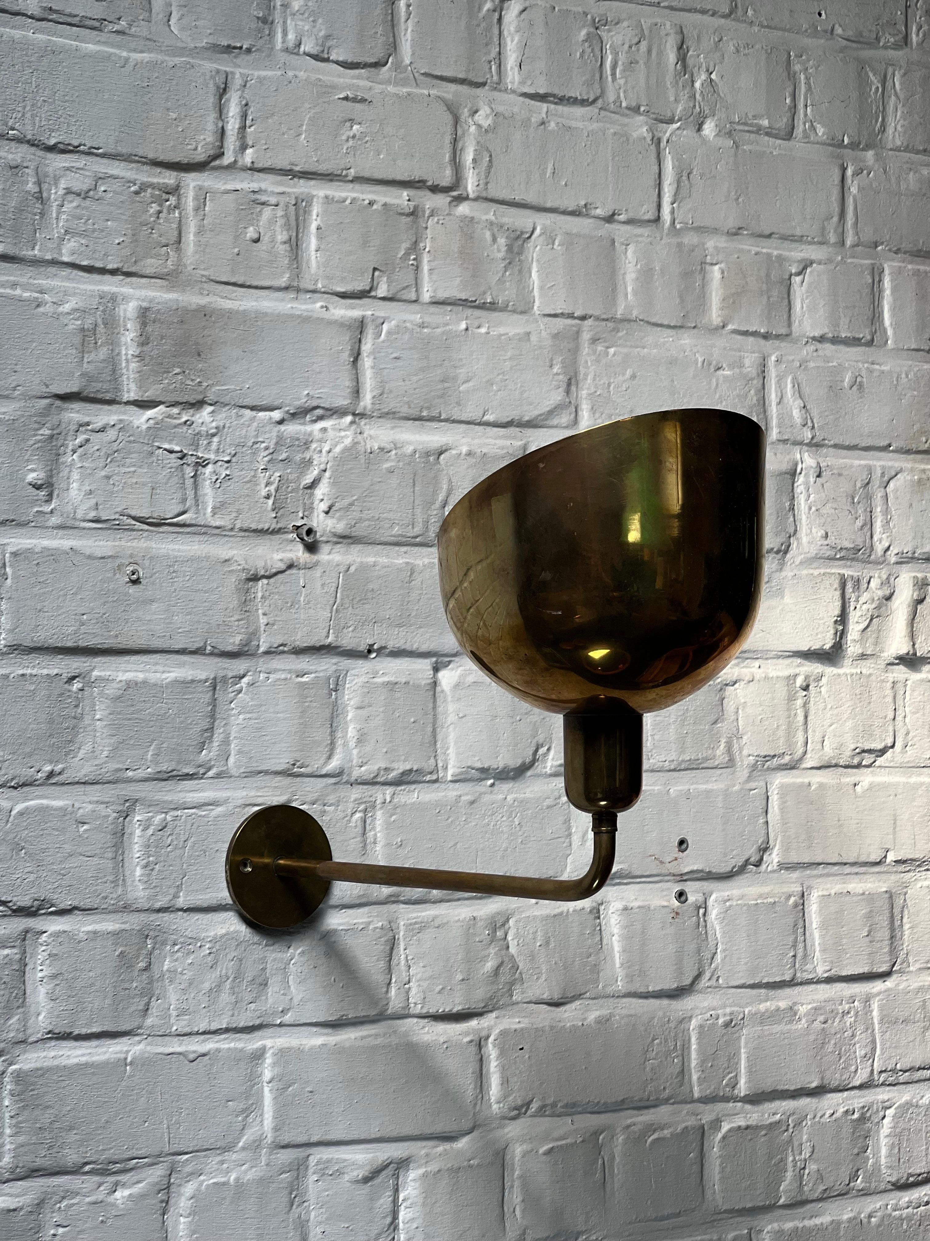 One of most influant Danish architect of the early 1900. Brass wall lamp that can be used down or ud and even on the side. Large reflector with a long arm. Elegant, minimal and classical at the same time. A true master piece produced by lighting