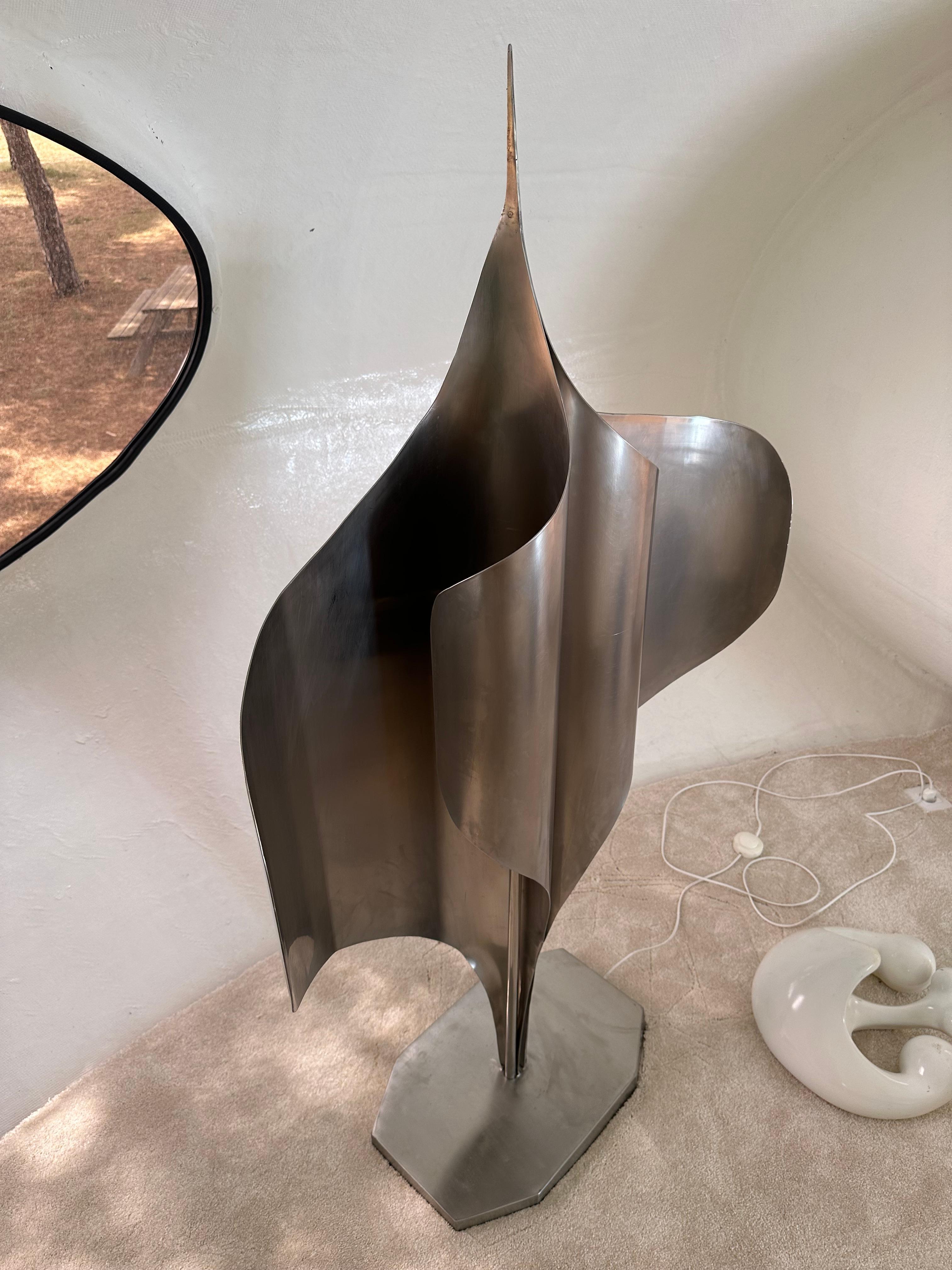 Importante et rare lame sculpture créé par l'artiste Louis Durot. 
vendue avec certificat . Grand format 
160 x 95 x 25 cm 
Très bon état général 