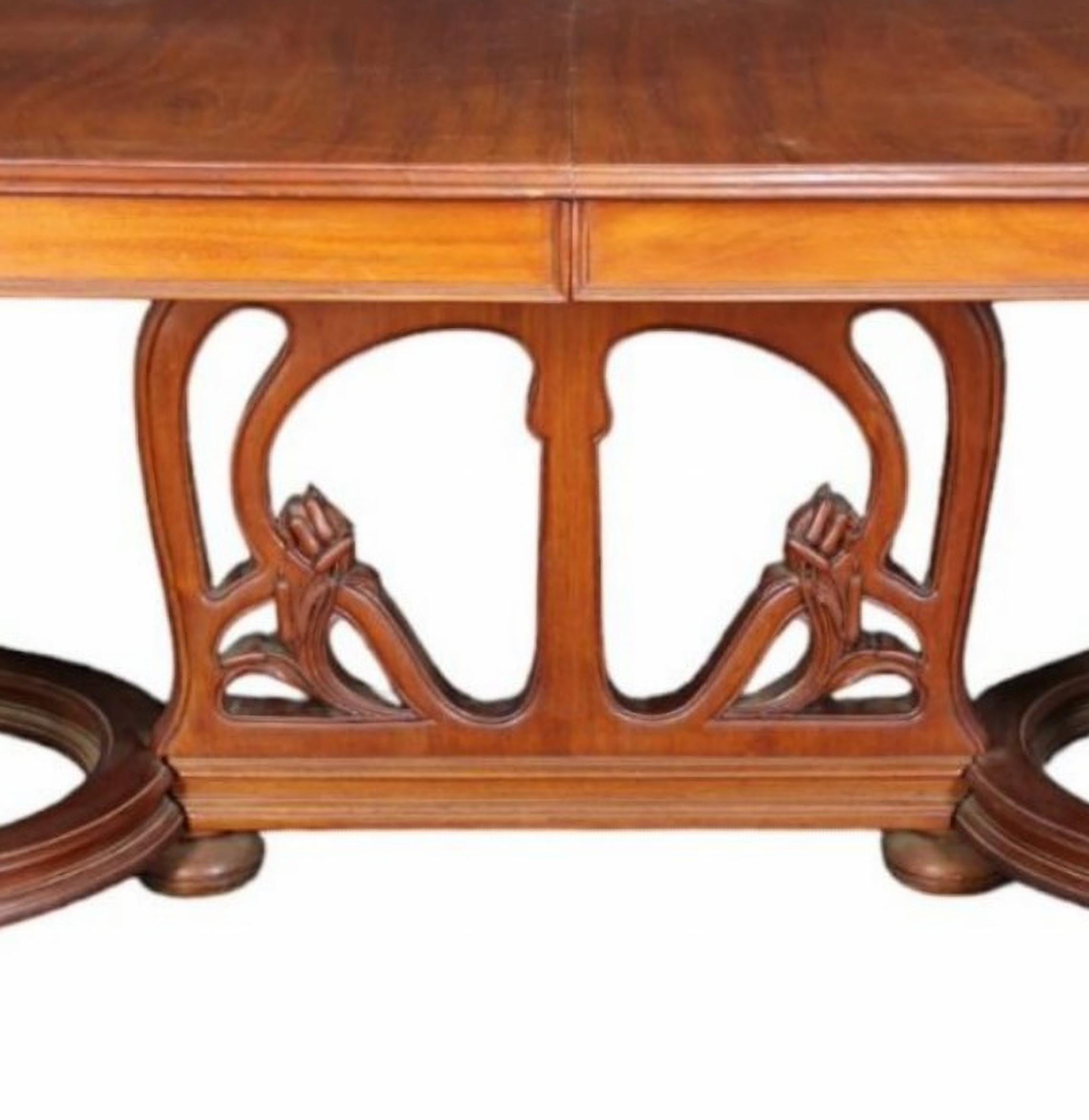 Importante table ART Déco italienne extensible du 19ème siècle
en bois d'acajou avec frises sculptées de motifs végétaux de marais
h 79 x 183 x 120 cm
bonnes conditions