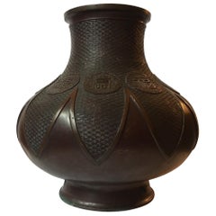 Grand vase japonais en bronze de style archaïque de la période Meiji