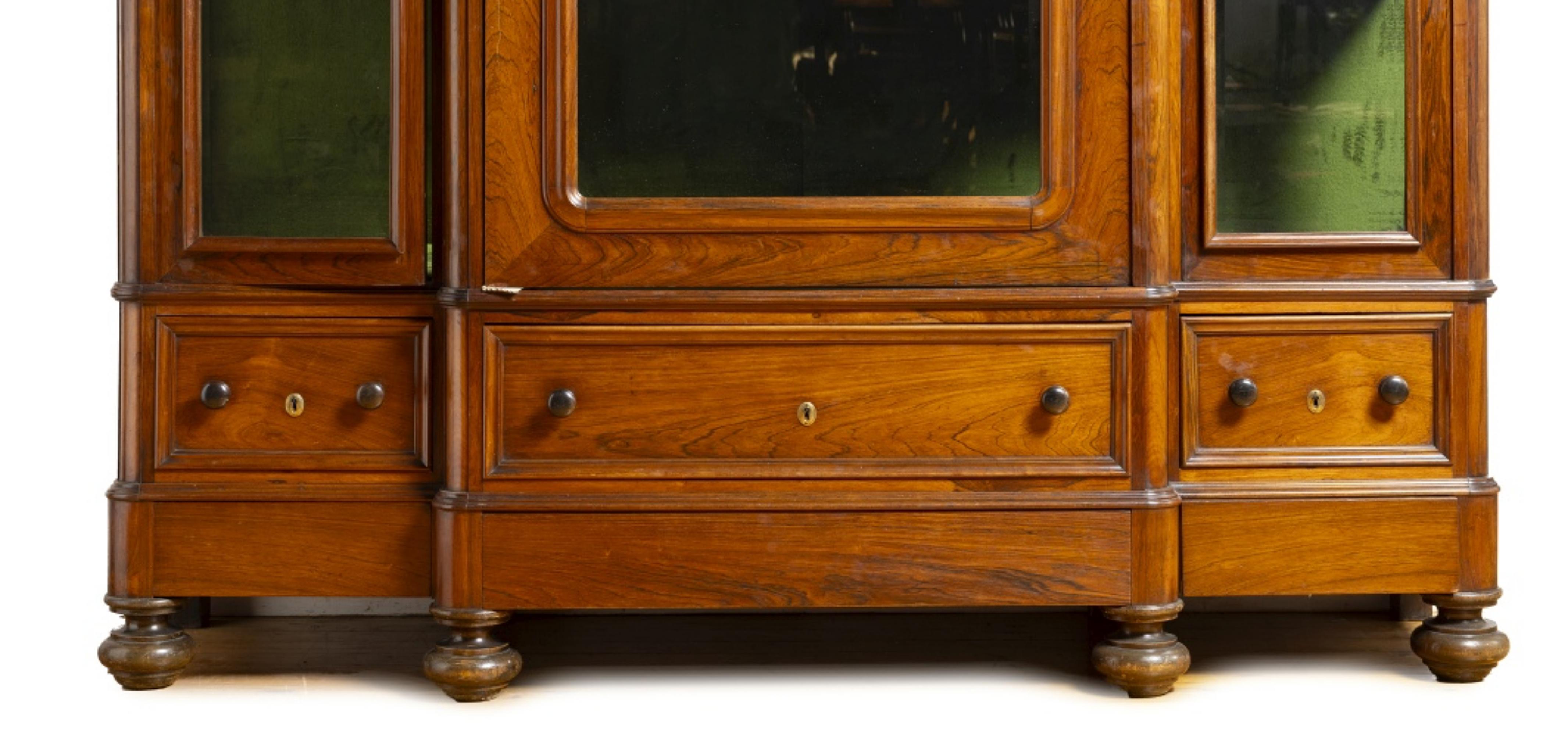 LARGE DISPLAY CABINET 19th Century

rosewood wood
with three doors, glass sides and three drawers. Interior with two shelves covered in velvet in shades of green.
Dim.: 235 x 191 x 60 cm
good conditions