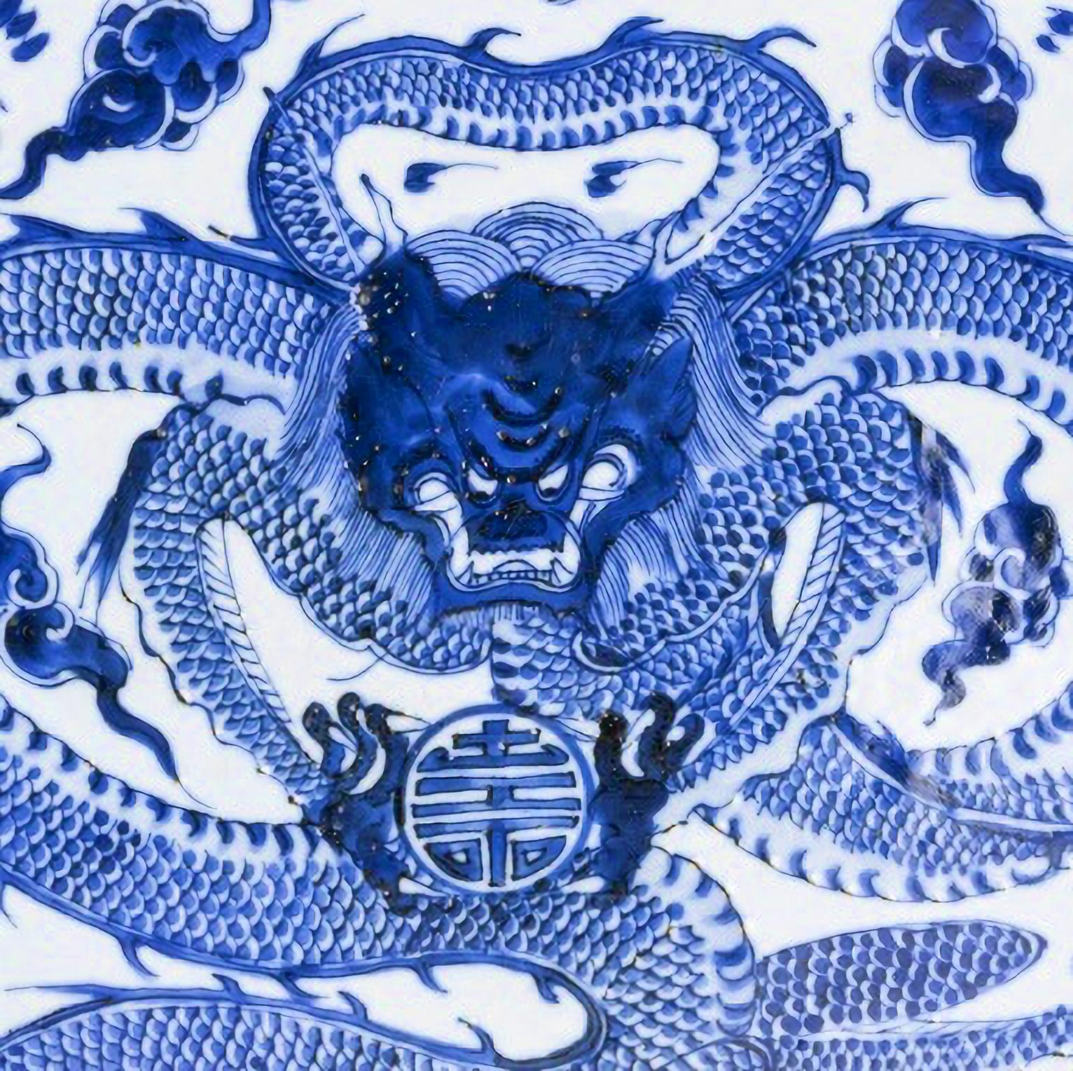 LARGE PLATE 19th Century

Porcelain from China,
painted in blue on cobalt blue,
with a large protruding, stylized dragon in the center.
Small chip.
Dia.: 50 cm
good conditions