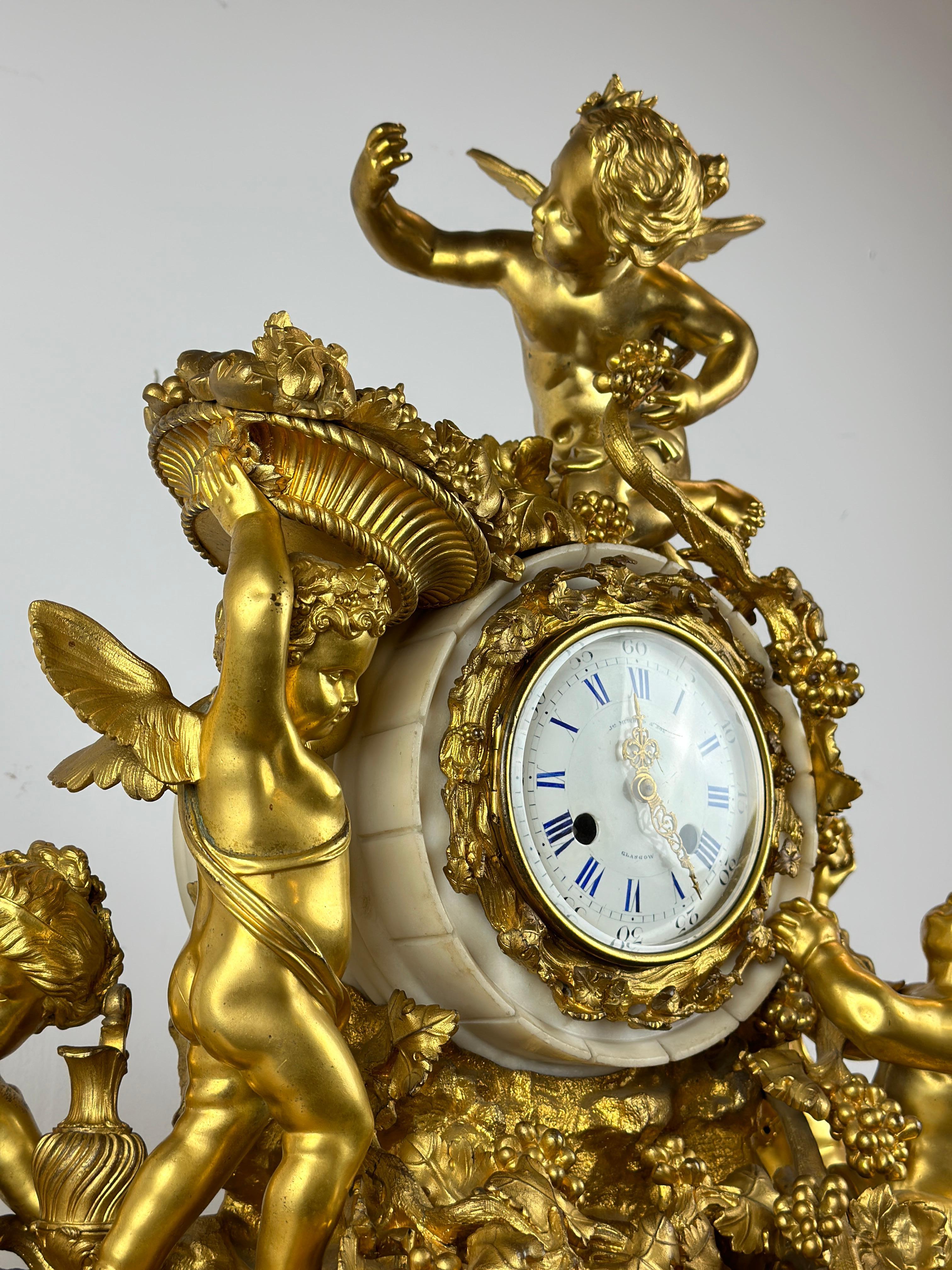 Wichtige Lerolle Freres-Uhr, 5 Puttenfiguren, 19. Jahrhundert (Louis XVI.) im Angebot