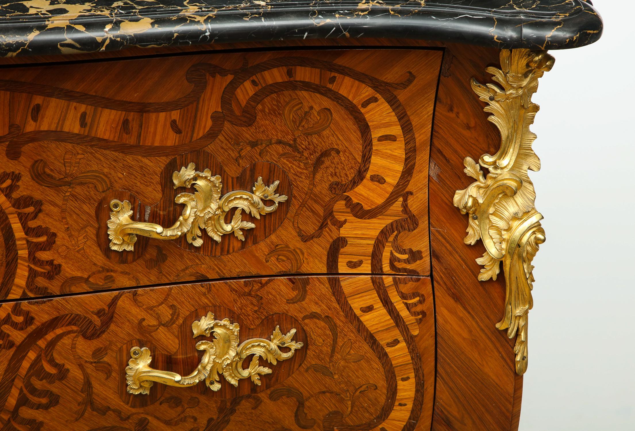 XVIIIe siècle Importante commode Louis XV en bois de violette incrusté de Pierre Migeon en vente