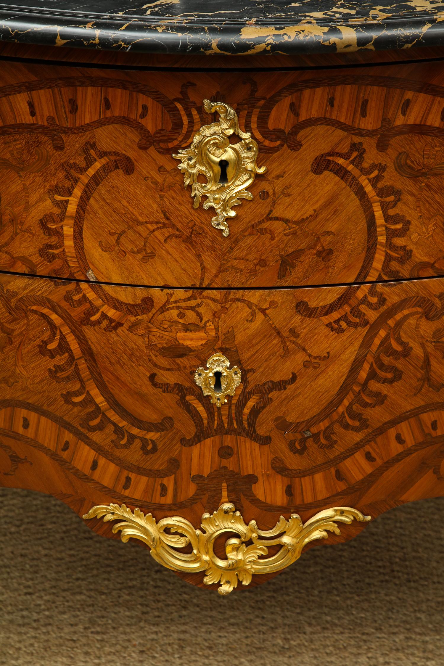 Bronze doré Importante commode Louis XV en bois de violette incrusté de Pierre Migeon en vente