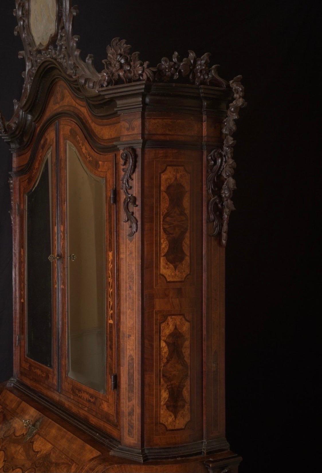 Important and imposing Louis XV Venetian overmantel moved on all sides attributable to the mid-18th century entirely veneered in briar walnut, walnut, inlaid with light wood (maple, fruitwood, boxwood), original mercury glass, finely gilded bronze
