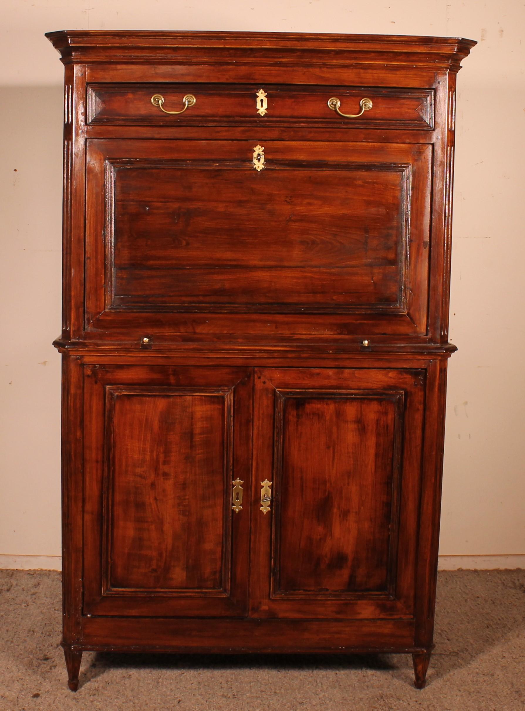 Surprising and rare Louis XVI secretary in cherrywood from the 18th century
Uncommon secretary given its large size of 1m74 and its very beautiful interior
Very beautiful patina and in superb condition
Note: some old traces of wood beasts on the