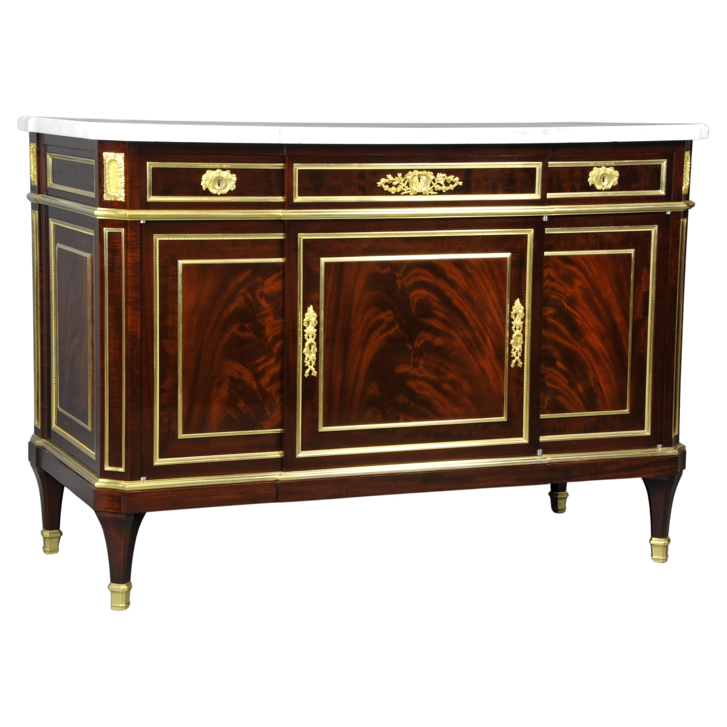 Exceptional commode in mahogany and flamed mahogany veneer opening three doors and three drawers in the belt. Central projection and amounts with concave sides, a beautiful white marble top with light gray veining. Very rich ornamentation of very