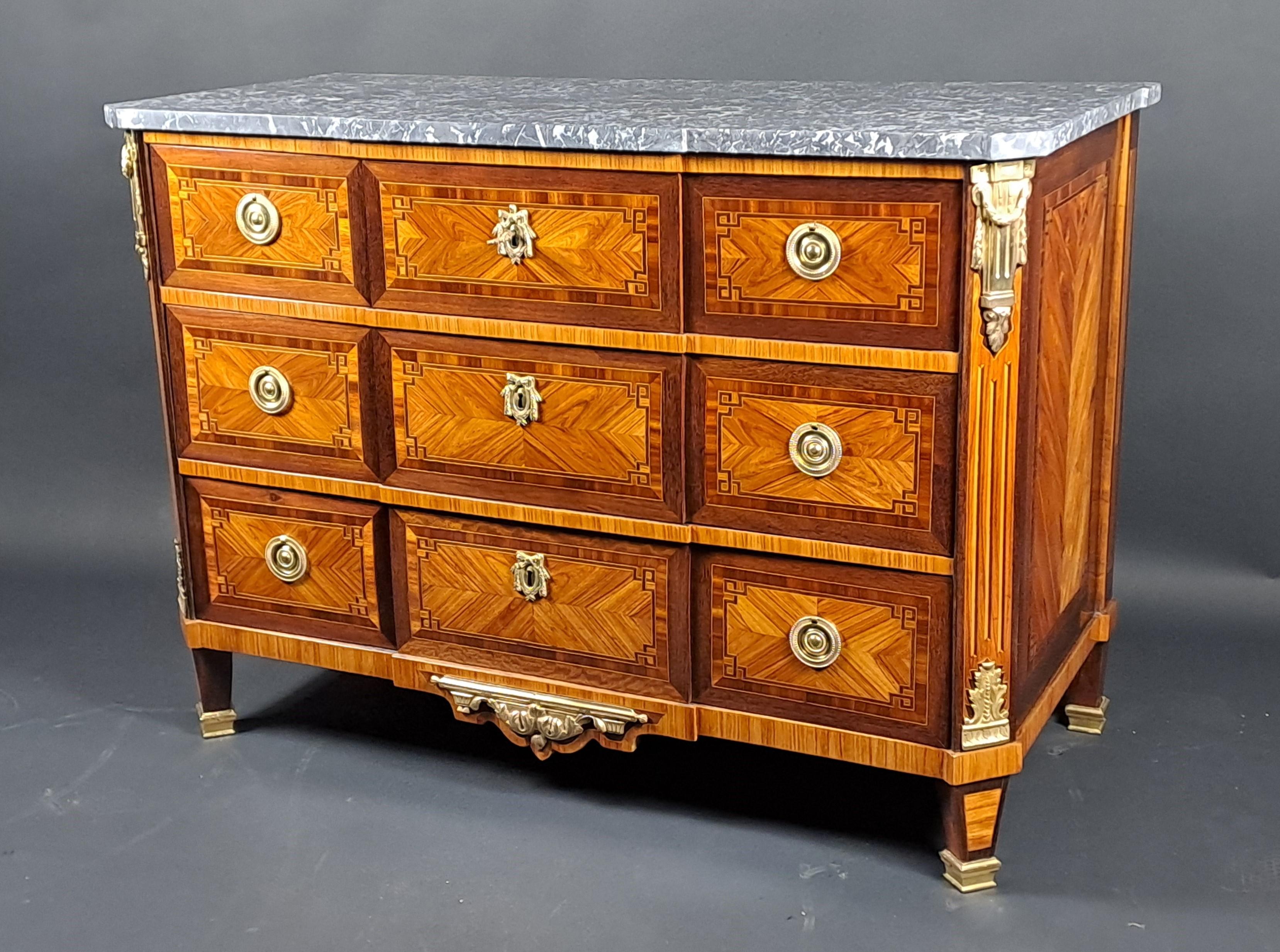 Francese Importante commode in stile greco Luigi XVI con timbro MF Roht e JME in vendita
