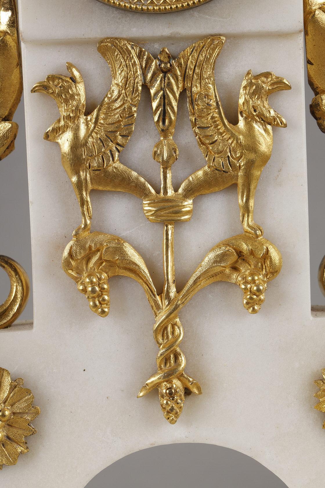Importante horloge d'époque Louis XVI avec décorations en bois de tilleul en vente 3
