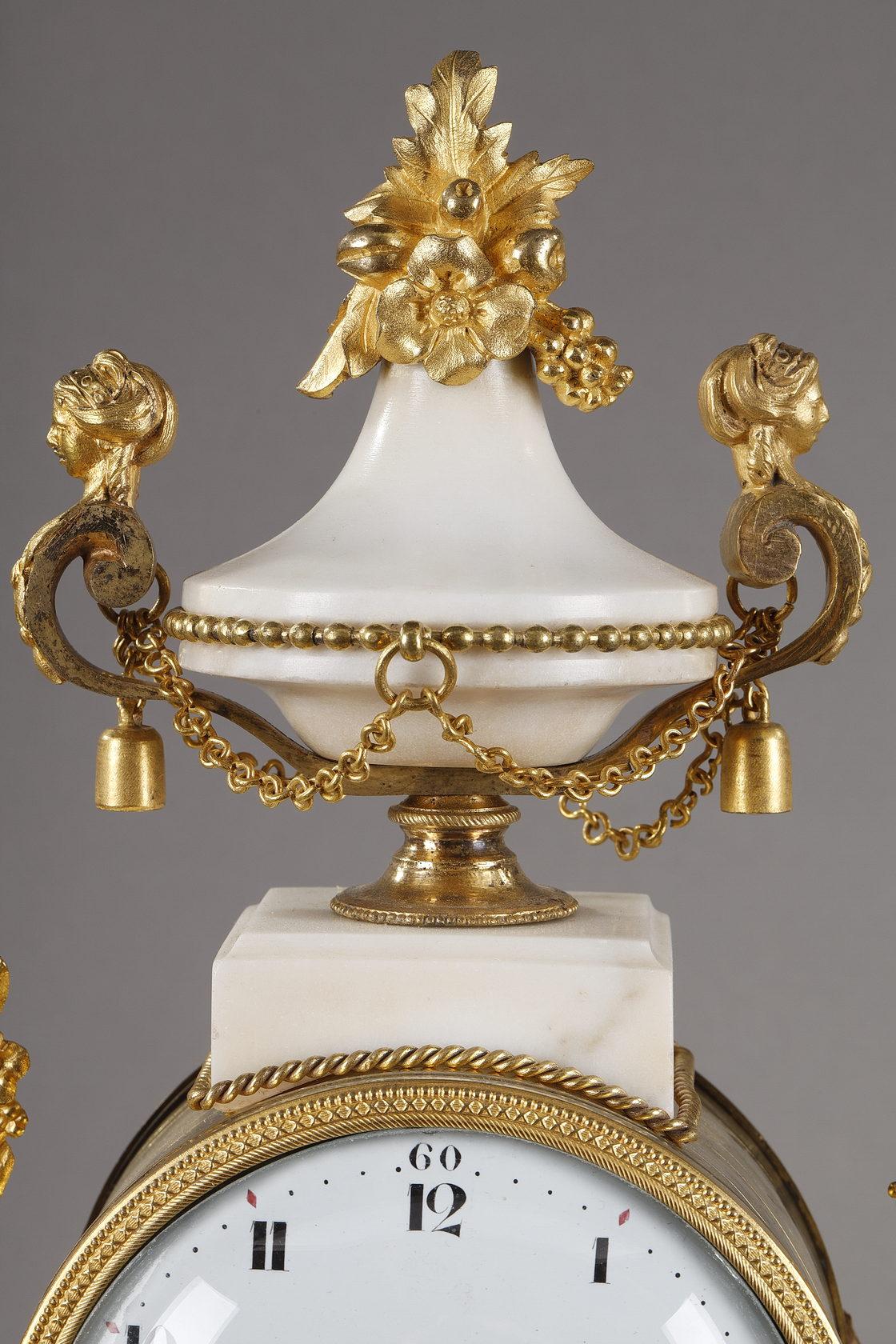 Importante horloge d'époque Louis XVI avec décorations en bois de tilleul en vente 6