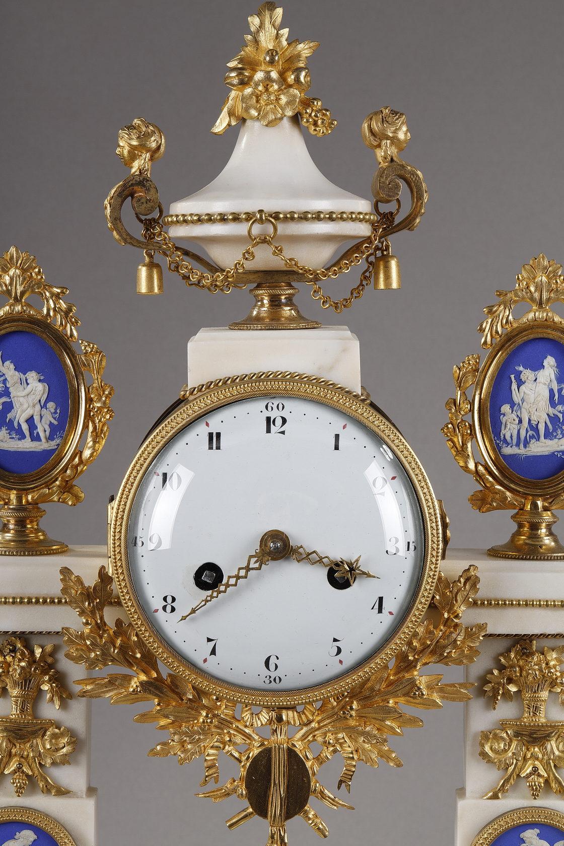 Importante horloge d'époque Louis XVI avec décorations en bois de tilleul en vente 7
