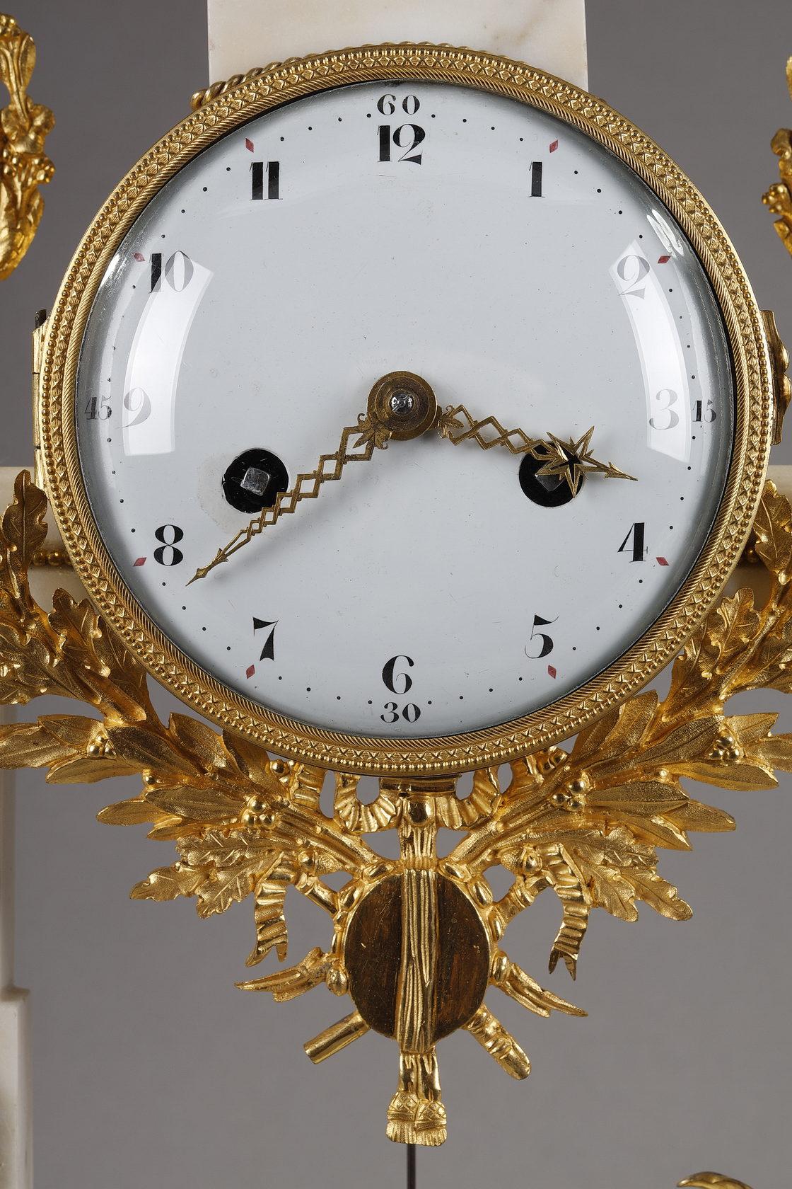Importante horloge d'époque Louis XVI avec décorations en bois de tilleul en vente 8
