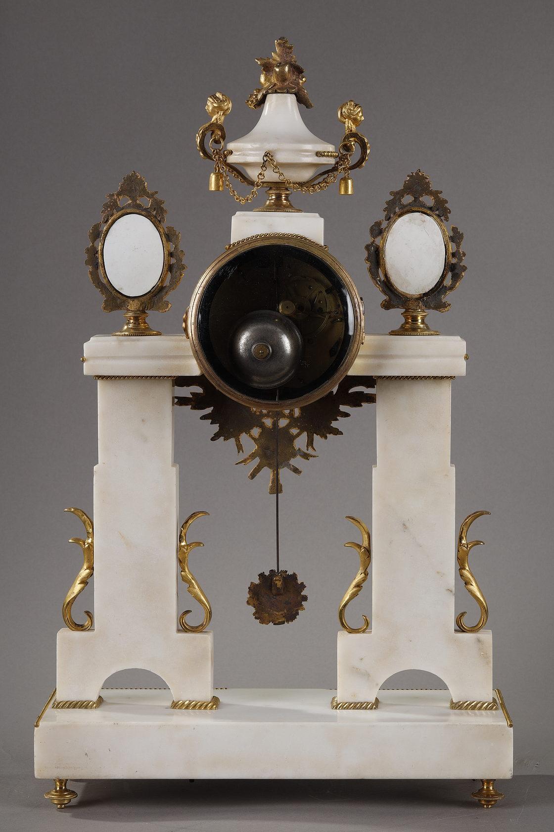 Importante horloge d'époque Louis XVI avec décorations en bois de tilleul en vente 9