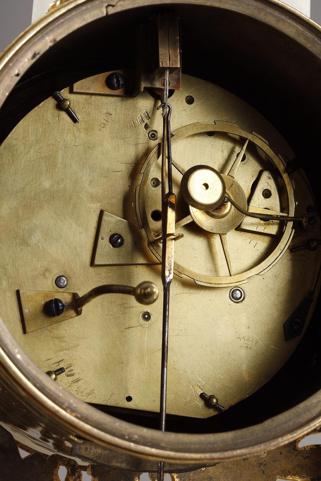 Importante horloge d'époque Louis XVI avec décorations en bois de tilleul en vente 10