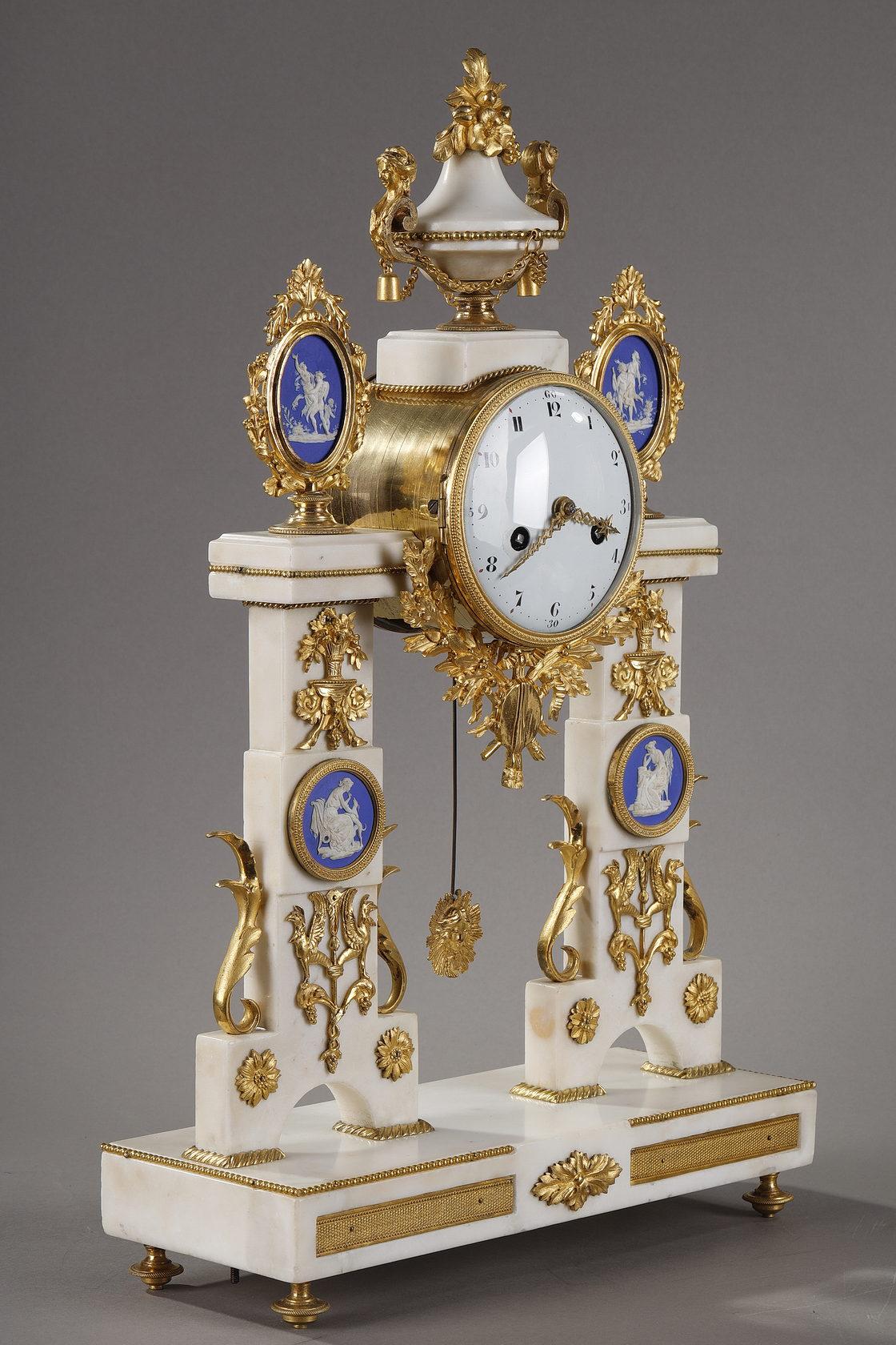 Français Importante horloge d'époque Louis XVI avec décorations en bois de tilleul en vente