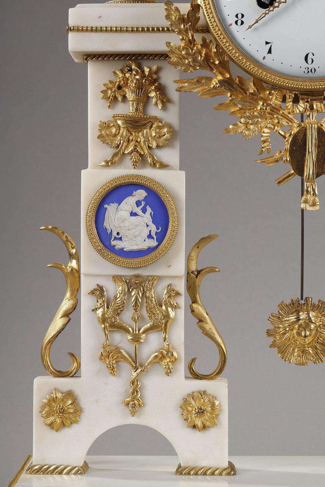 Importante horloge d'époque Louis XVI avec décorations en bois de tilleul Bon état - En vente à Paris, FR