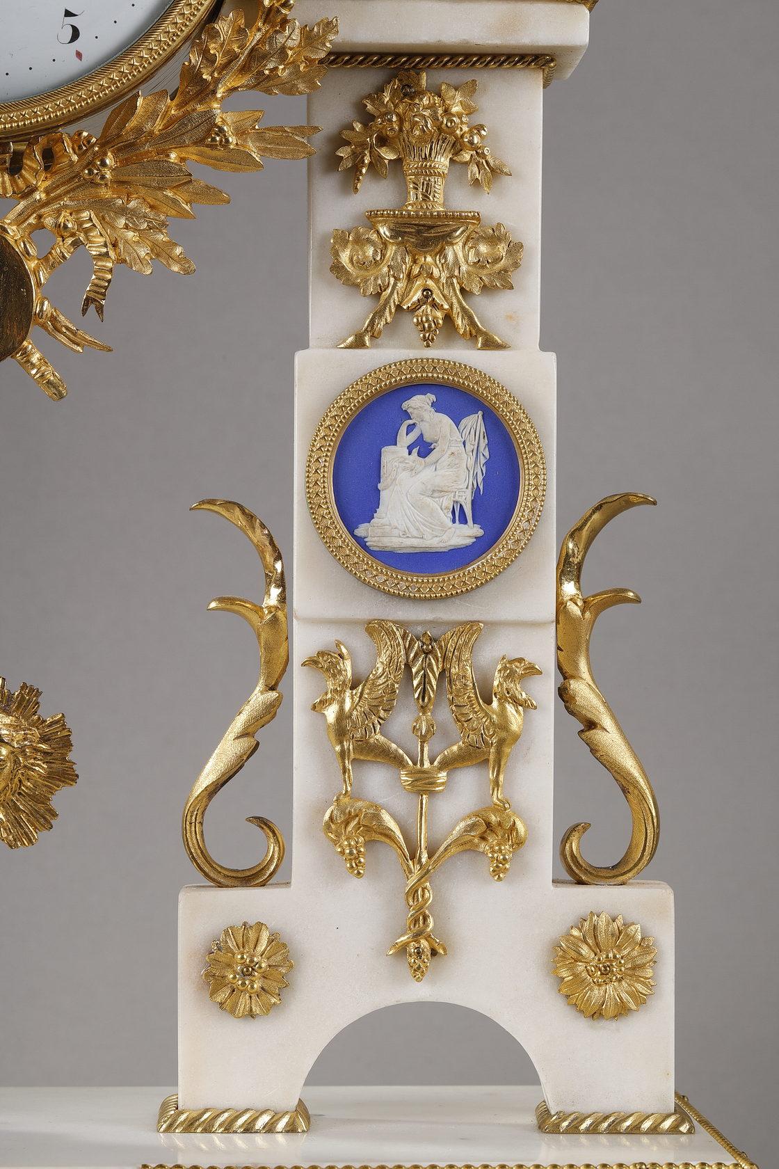 Fin du XVIIIe siècle Importante horloge d'époque Louis XVI avec décorations en bois de tilleul en vente