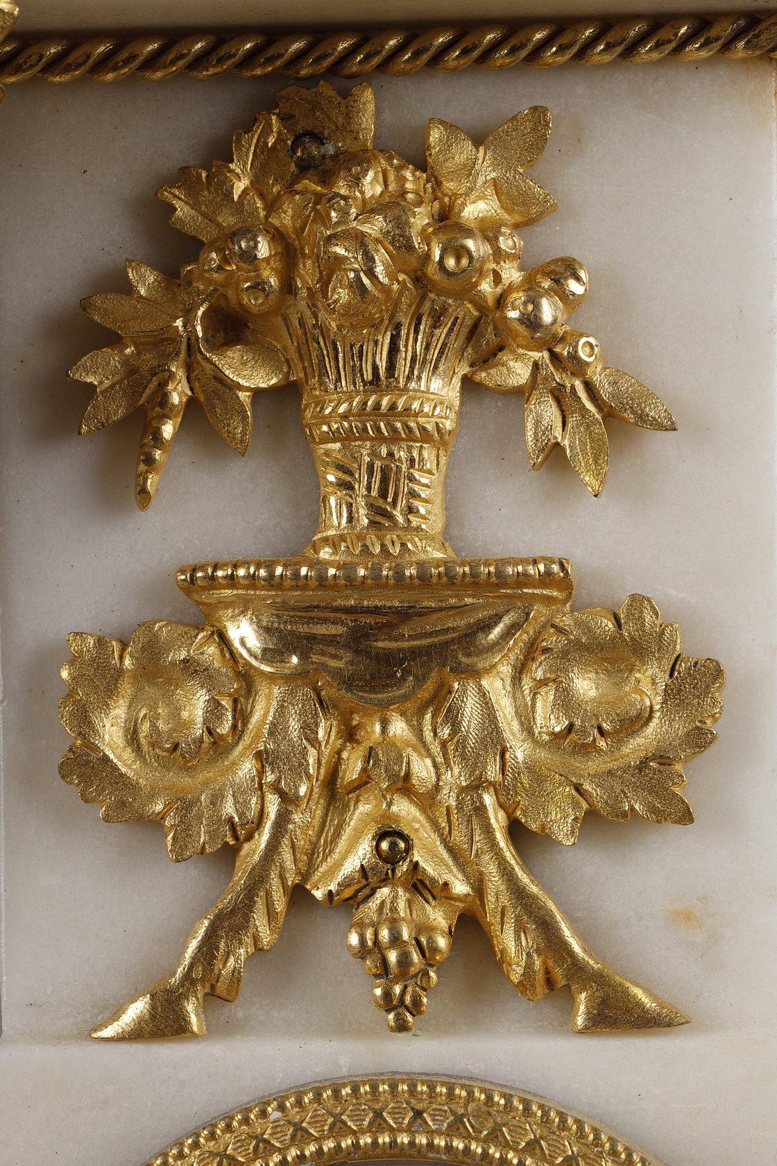 Marbre Importante horloge d'époque Louis XVI avec décorations en bois de tilleul en vente