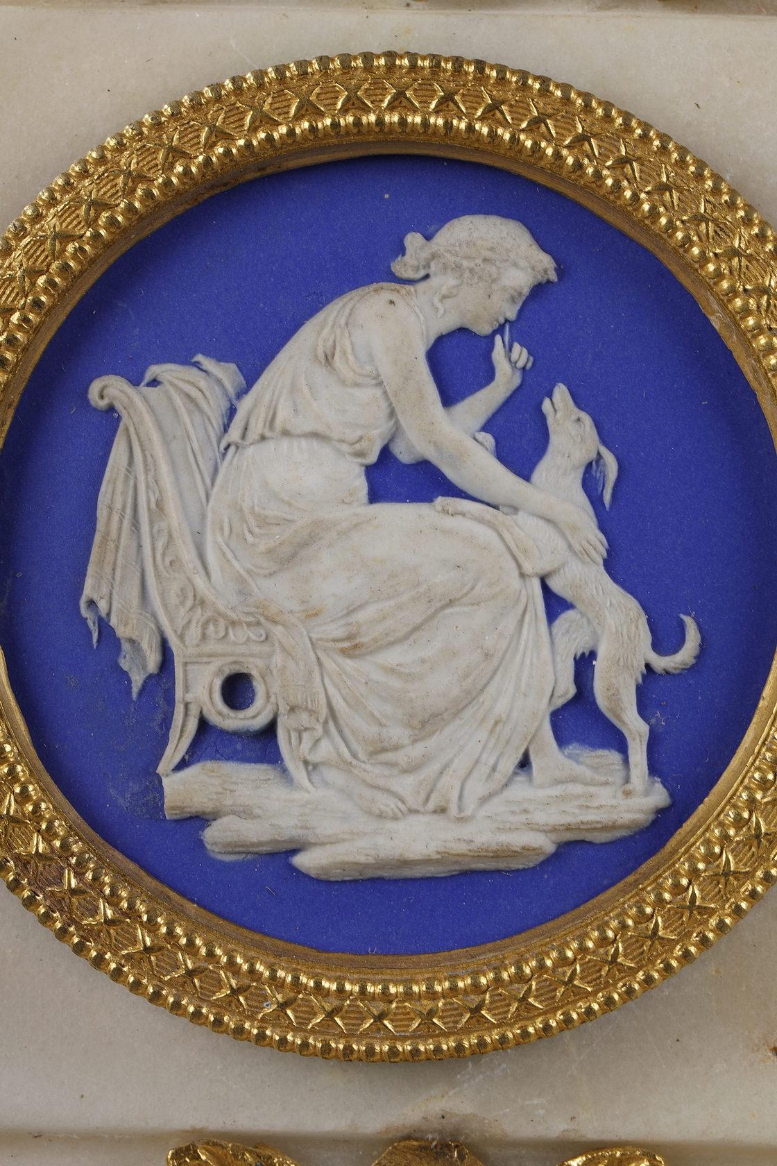 Importante horloge d'époque Louis XVI avec décorations en bois de tilleul en vente 1