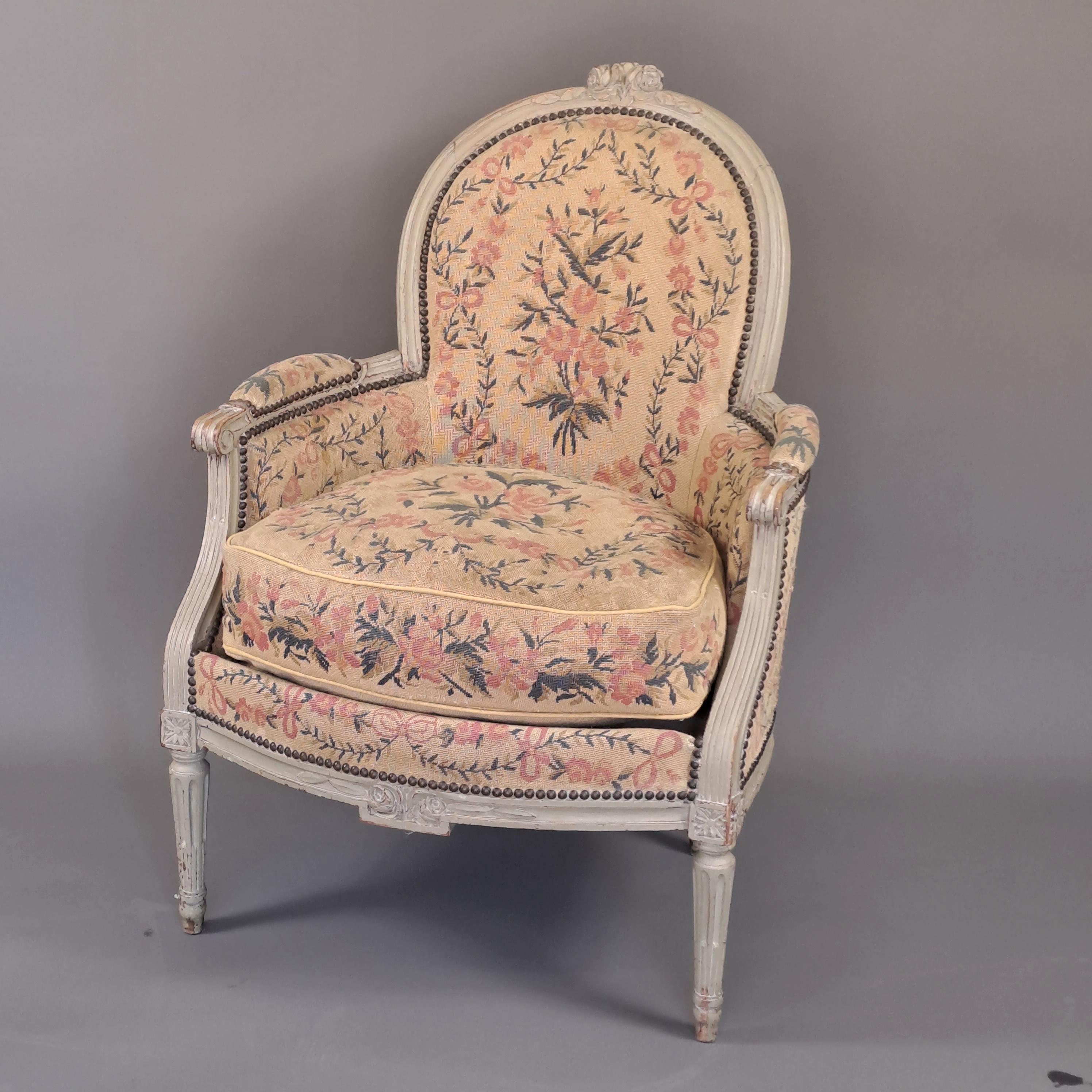 Important Louis XVI period living room furniture in gray lacquered wood. This set is lined with a very beautiful 19th century needlepoint tapestry with polychrome decoration composed of garlands and bouquets of flowers.

Wide and comfortable