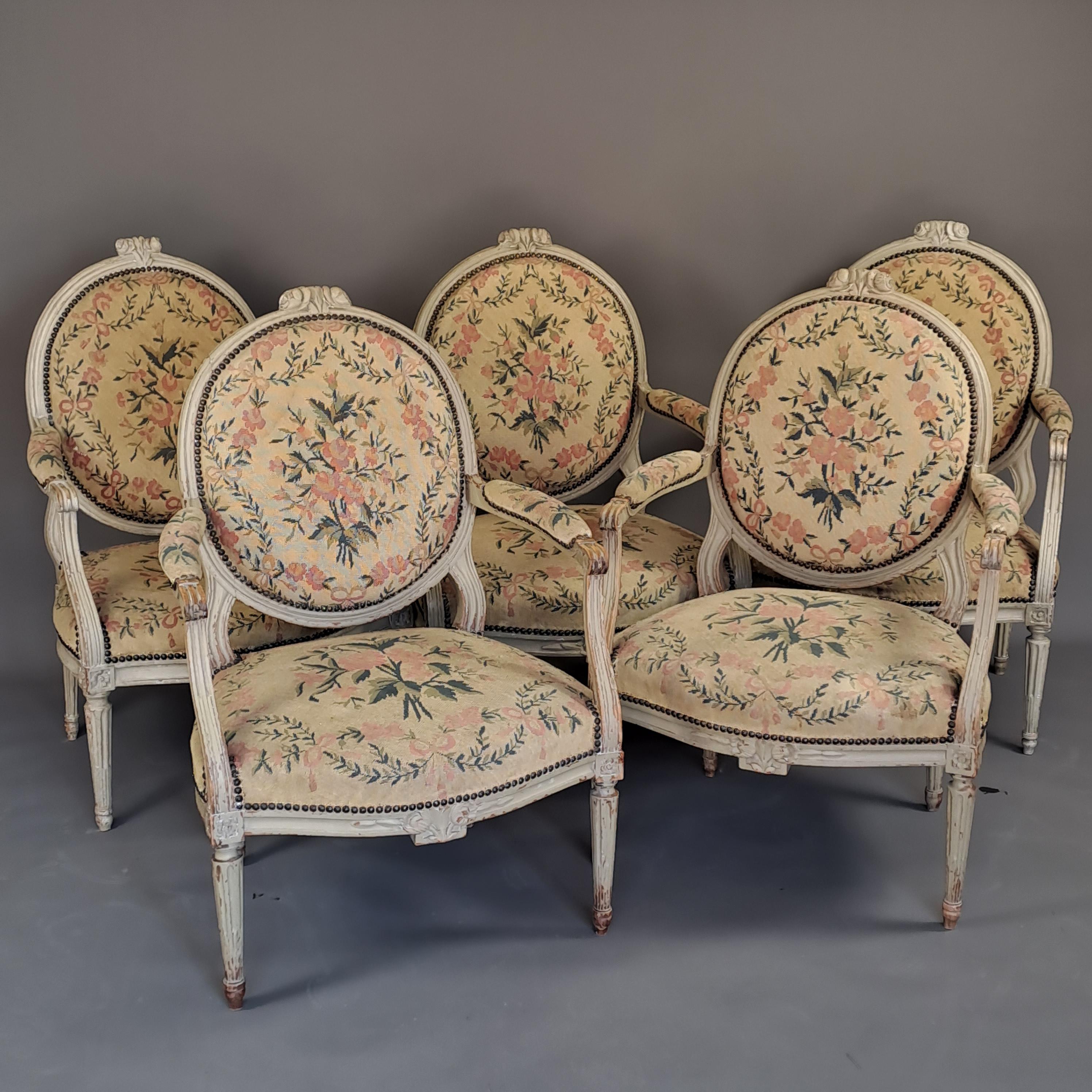 Important Louis XVI Salon in Lacquered Wood and Tapestry, 7 Pieces In Good Condition In BARSAC, FR